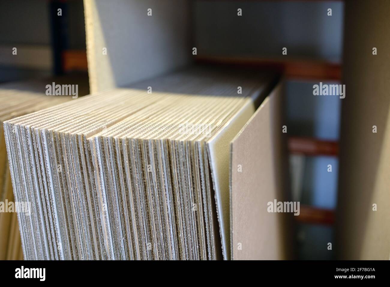 Una selezione di scatole/cartoni di spedizione piatti su un ripiano pronti per essere confezionati e imballati con il prodotto. Magazzino, spedizione, spedizione, concetto di pacco Foto Stock