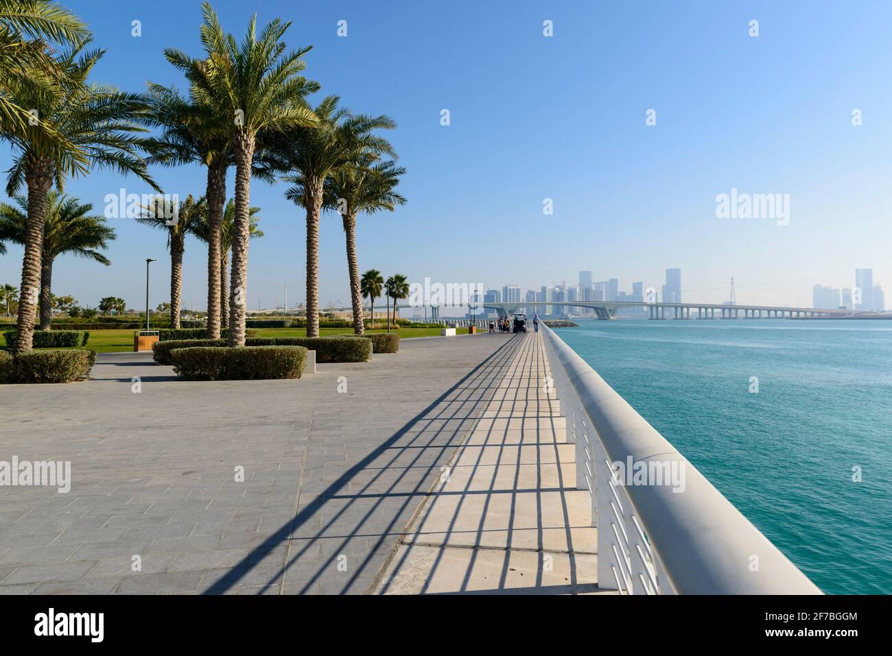 Giardino fuori dal museo del Louvre. Abu Dhabi, Emirati Arabi Uniti. Foto Stock