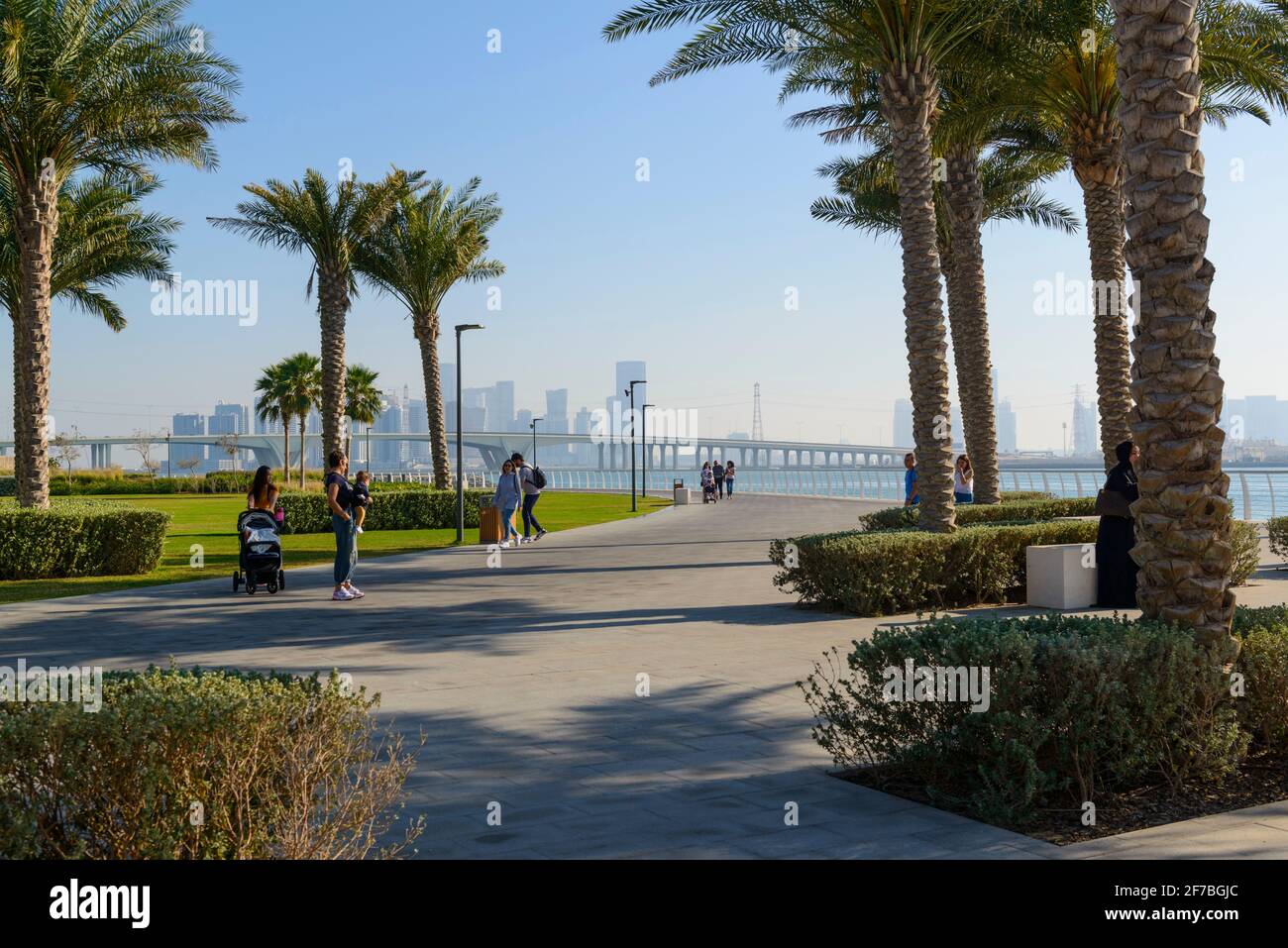 Giardino fuori dal museo del Louvre. Abu Dhabi, Emirati Arabi Uniti. Foto Stock