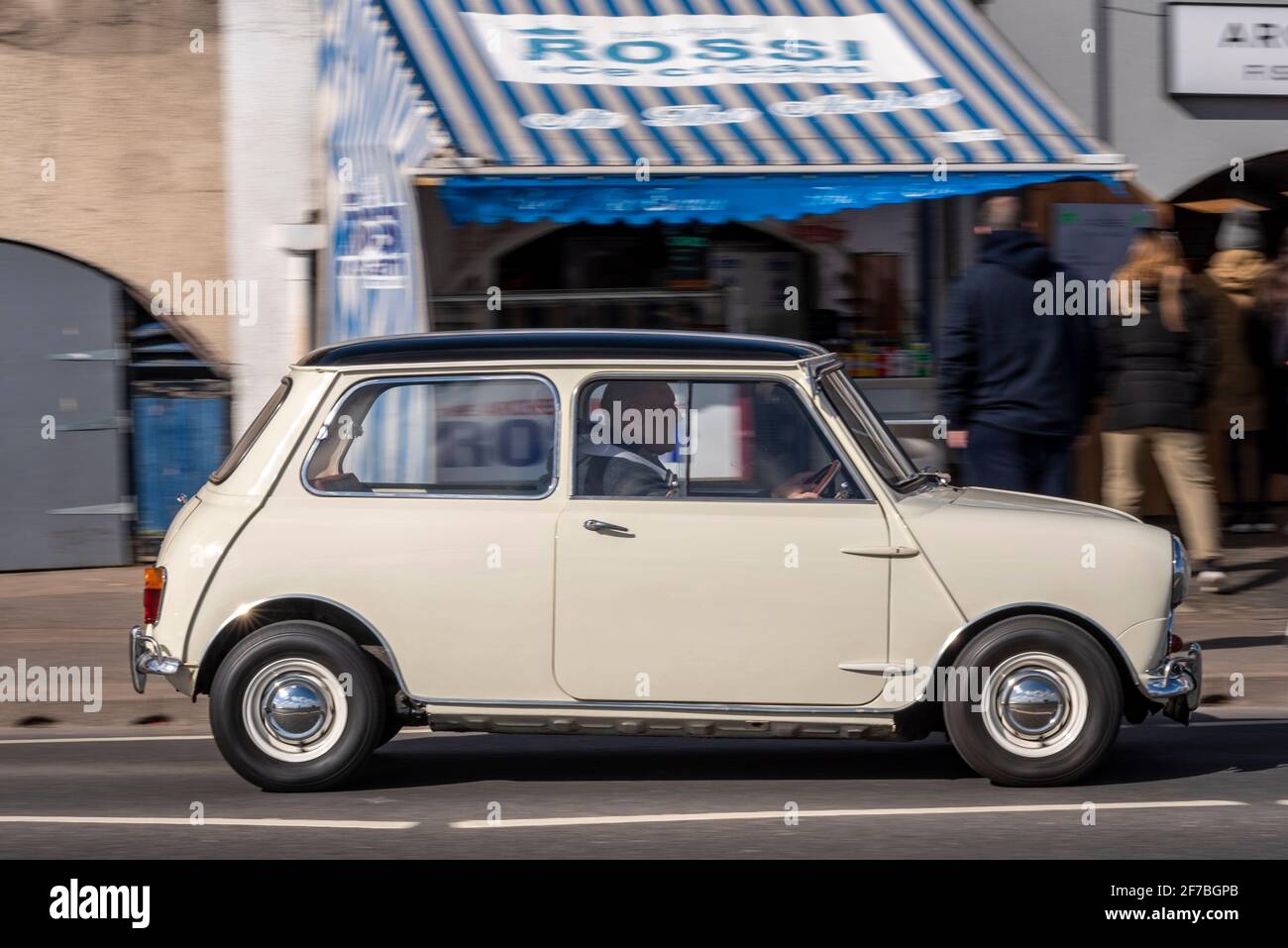 British Motor Corporation Mini auto classica che guida lungo Western Esplanade a Southend on Sea, Essex, Regno Unito. Design originale Mini, primi anni '60 Foto Stock