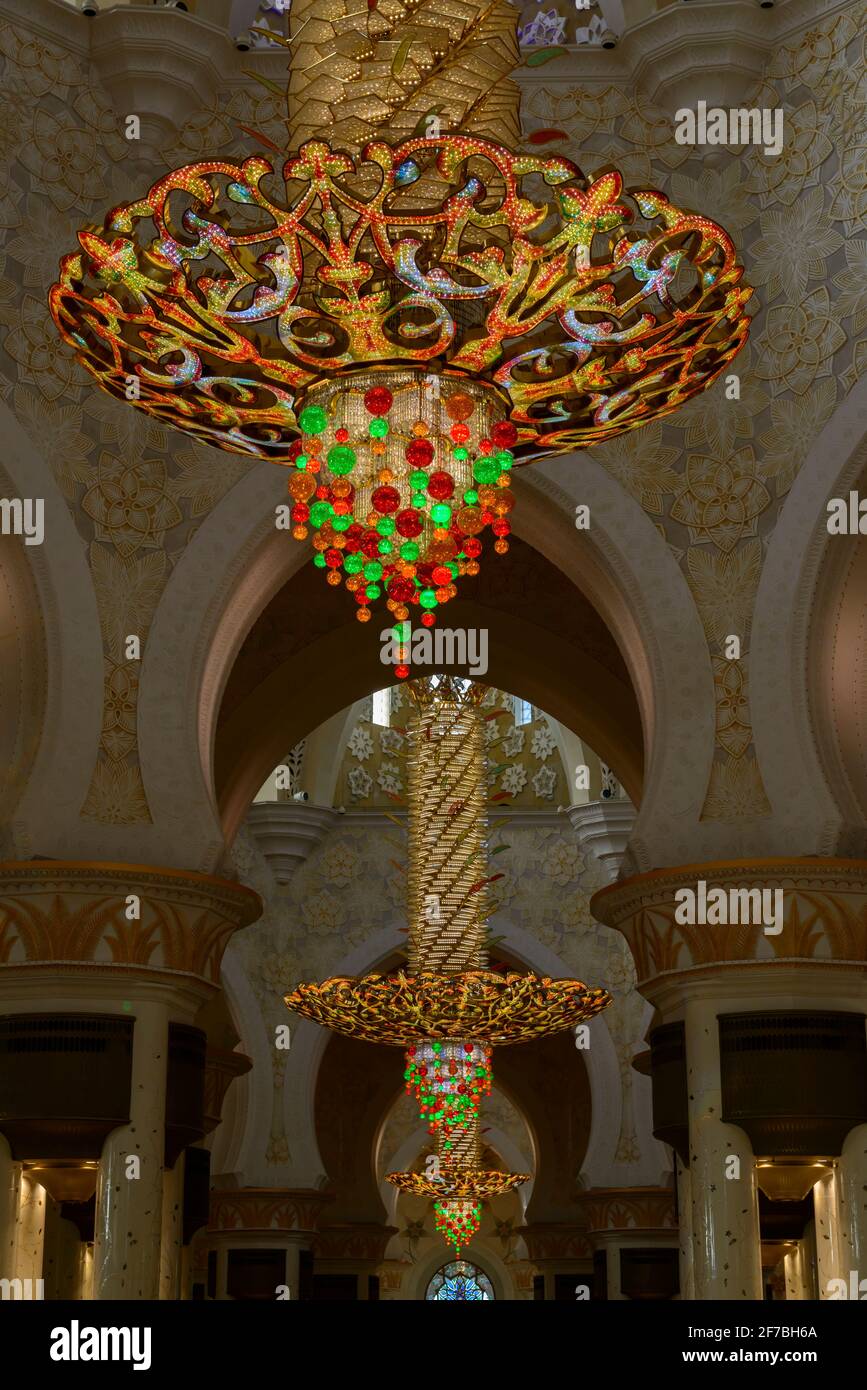 Lampadari colorati appesi al soffitto della moschea di te Sheikh Zayed ad  Abu Dhabi, Emirati Arabi Uniti Foto stock - Alamy