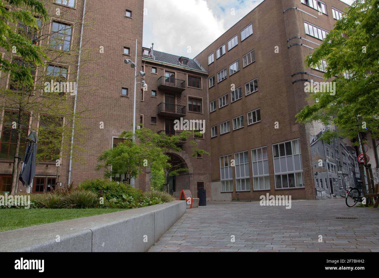 Retro edificio Hogeschool Van Amsterdam Benno Premselahuis ad Amsterdam Olanda 2020 Foto Stock