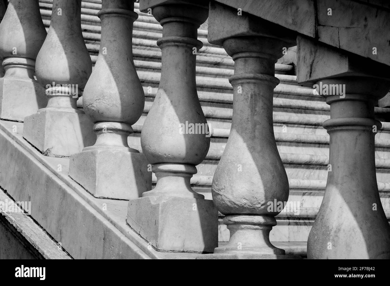 Antico balaustro in marmo di stile italiano, bianco e nero Foto Stock