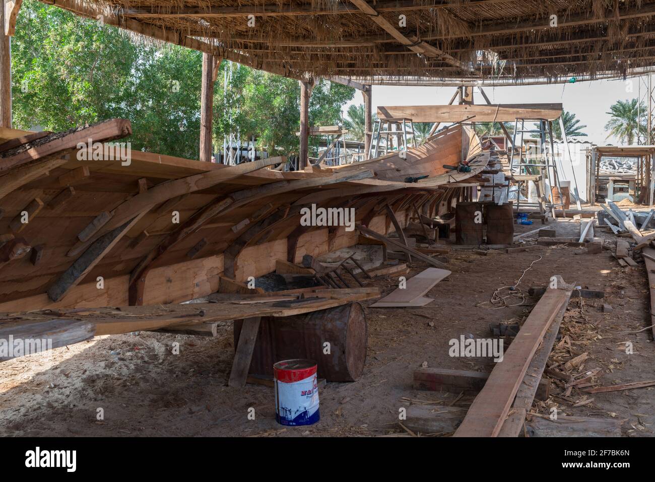 Dhows tradizionali in costruzione in un cantiere navale a sur, Oman. Foto Stock