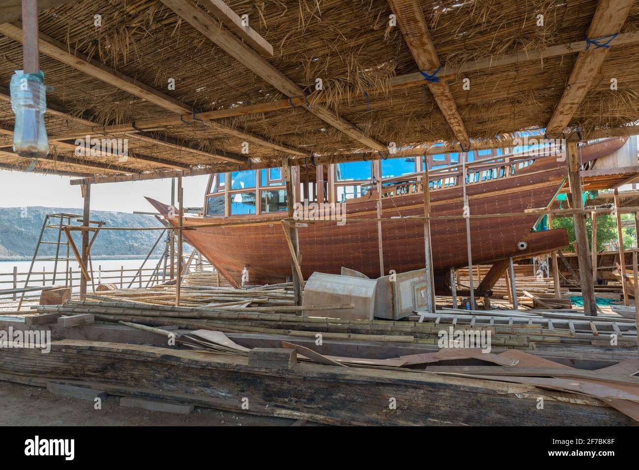 Dhows tradizionali in costruzione in un cantiere navale a sur, Oman. Foto Stock