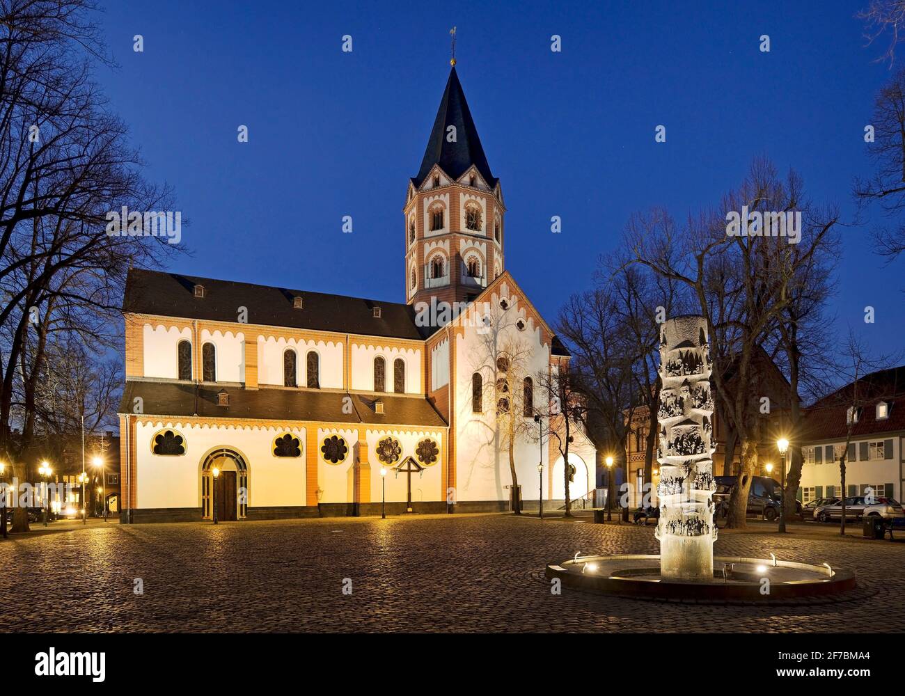 basilica di Santa Margherita di sera, Piazza Gerricus, Nord Reno-Westfalia, basso Reno, Dusseldorf, Gerresheim Foto Stock