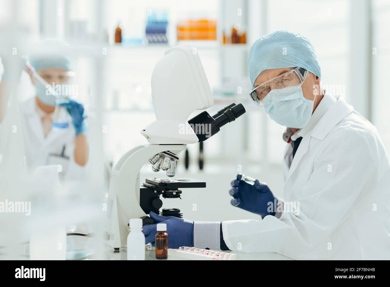 scienziato che usa un microscopio in un laboratorio biochimico Foto stock -  Alamy