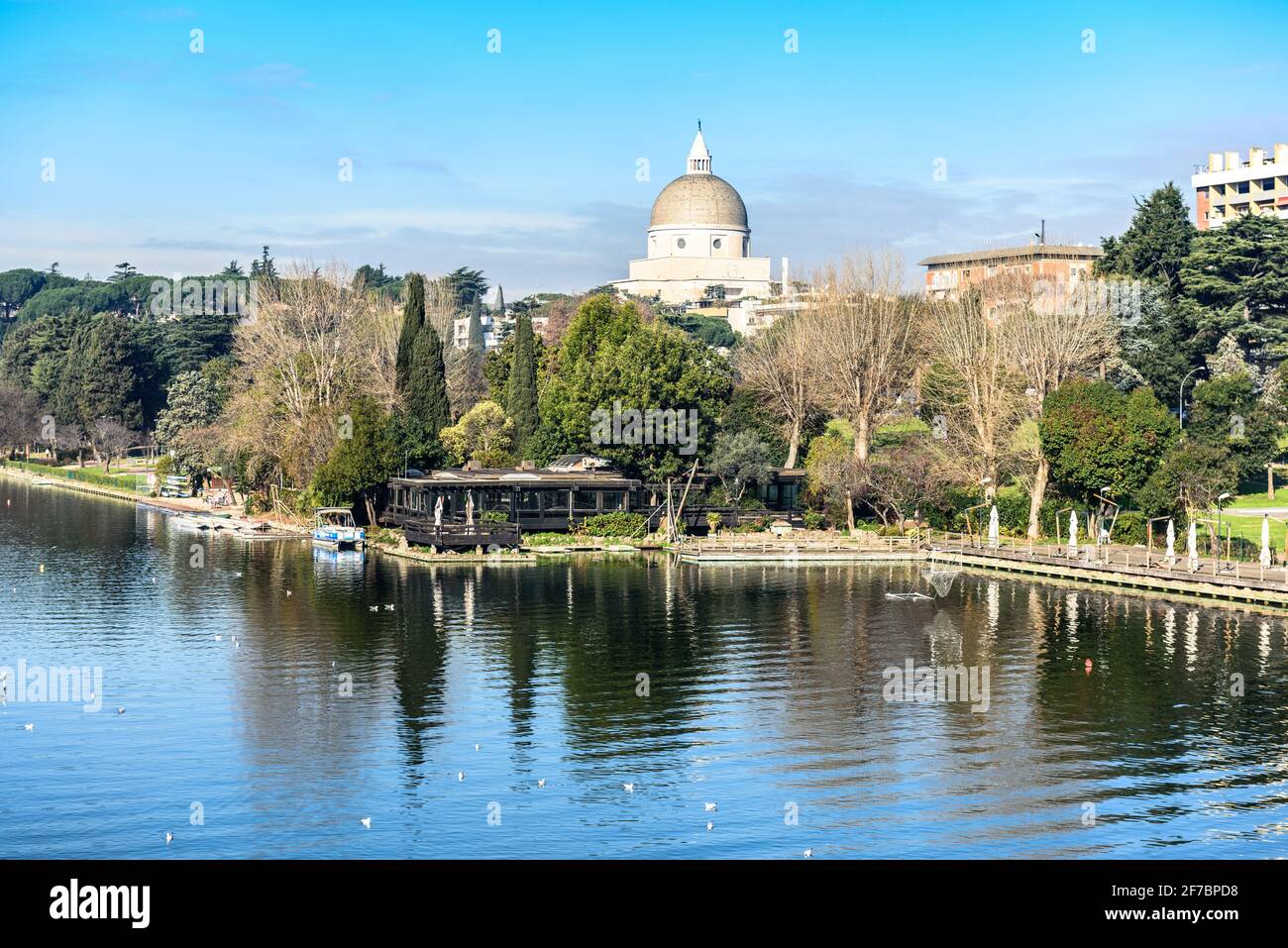Basilica Parrocchiale dei Santi Pietro e Paolo, Parco Centrale del Lago, EUR, Roma, Lazio, Italia, Europa Foto Stock