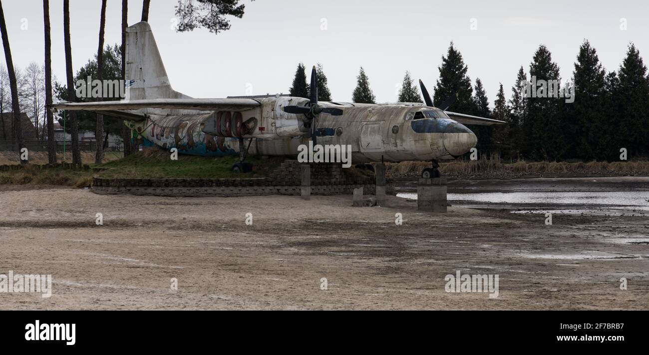 Un aereo abbandonato ad elica dopo un incidente che atterra sulla spiaggia, spruzzato di graffiti. Foto Stock