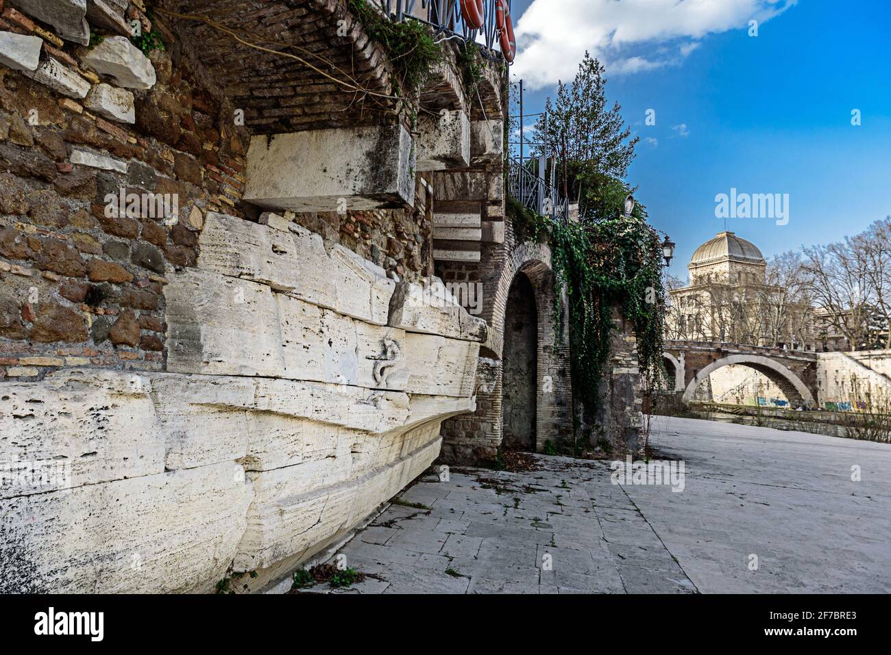 Isola Tiberina; Isola; Ponte Fabricio; Fiume Tevere, quartiere Trastevere; Roma; Lazio; Italia; Europa Foto Stock