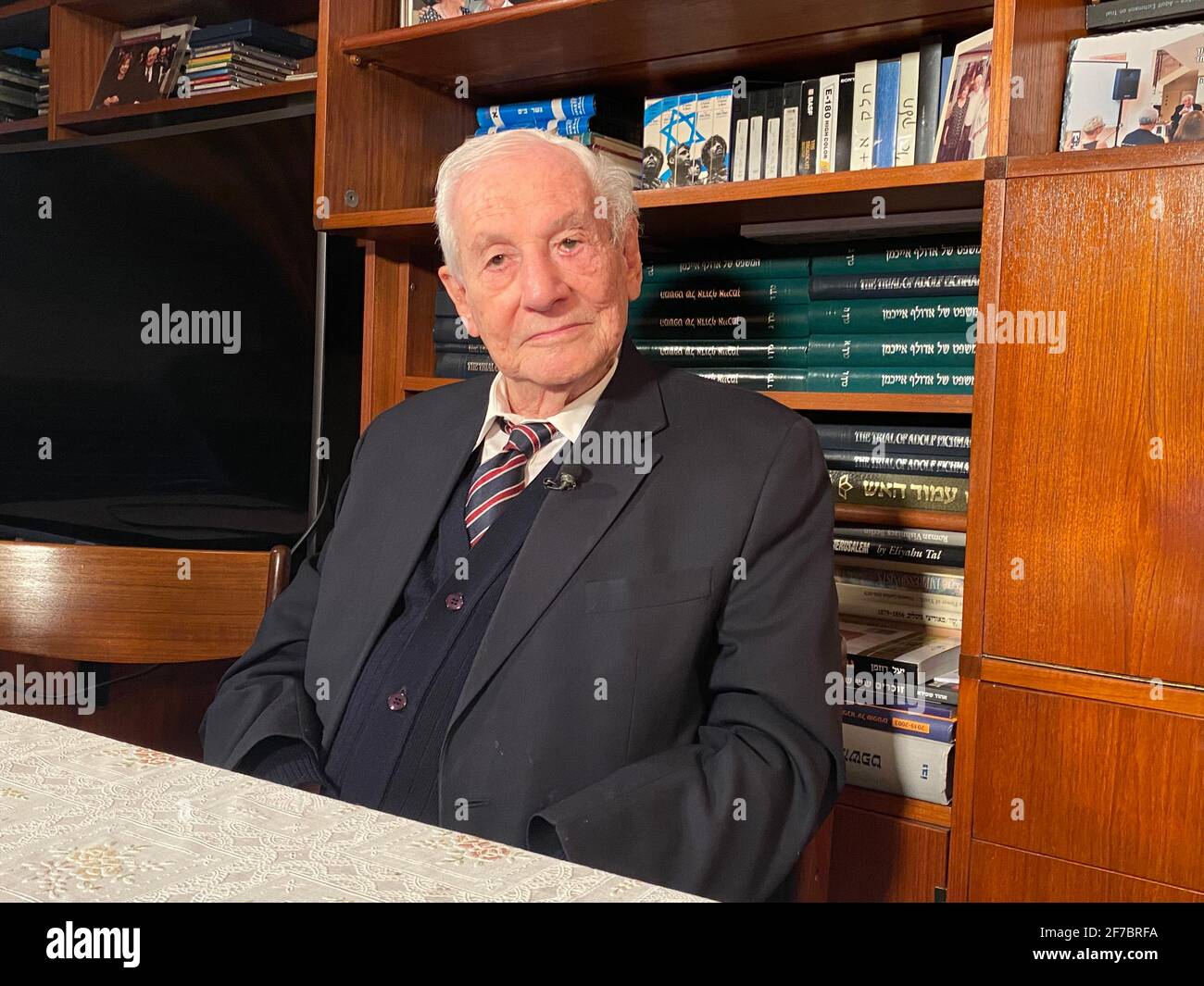 Gerusalemme, Israele. 31 Marzo 2021. Gabriel Bach, allora procuratore capo dei processi di Eichmann, a Gerusalemme. Credit: Sara Lemel/dpa/Alamy Live News Foto Stock