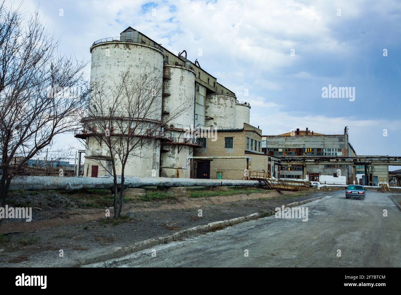 Obsoleto stabilimento di estrazione e trasformazione sovietico. Deposito elevatore di cemento. Foto Stock