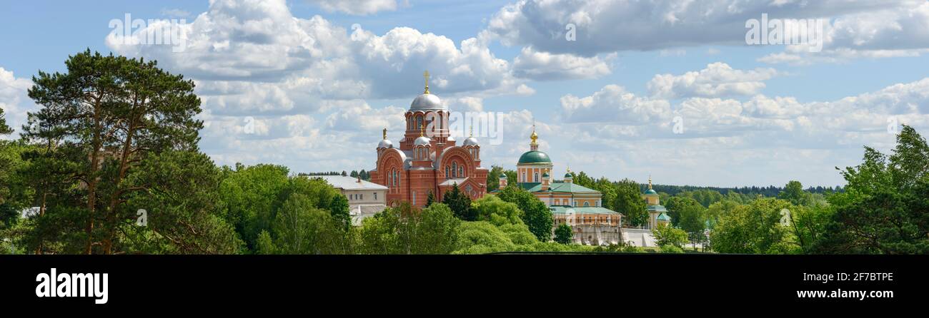 Vista panoramica verso la cattedrale del monastero di Pokrovsky sulla riva del fiume Pazha da lontano a Khotkovo, regione di Mosca, Russia. Foto Stock