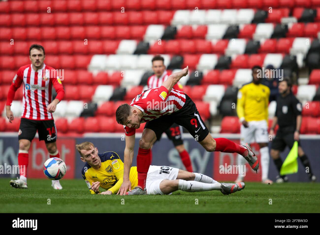 Charlie Wyke of Sunderland e Mark Sykes of Oxford United - Sunderland contro Oxford United, Sky Bet League One, Stadium of Light, Sunderland, Regno Unito - 2 aprile 2021 solo uso editoriale - si applicano le restrizioni DataCo Foto Stock