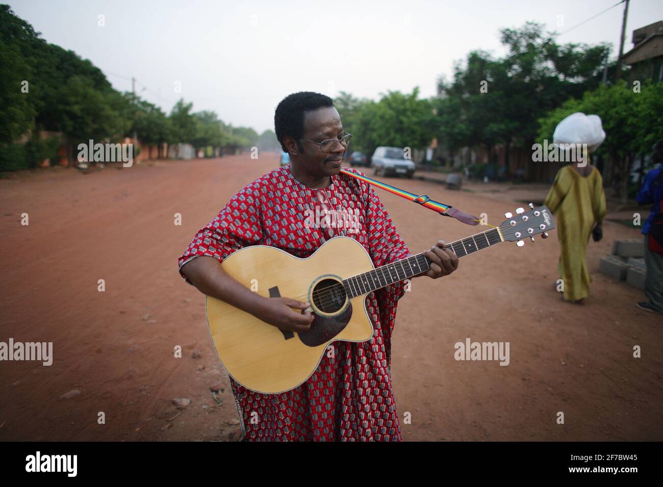 L'uomo suona la chitarra per le strade di Bamako , Mali, Africa occidentale. Foto Stock