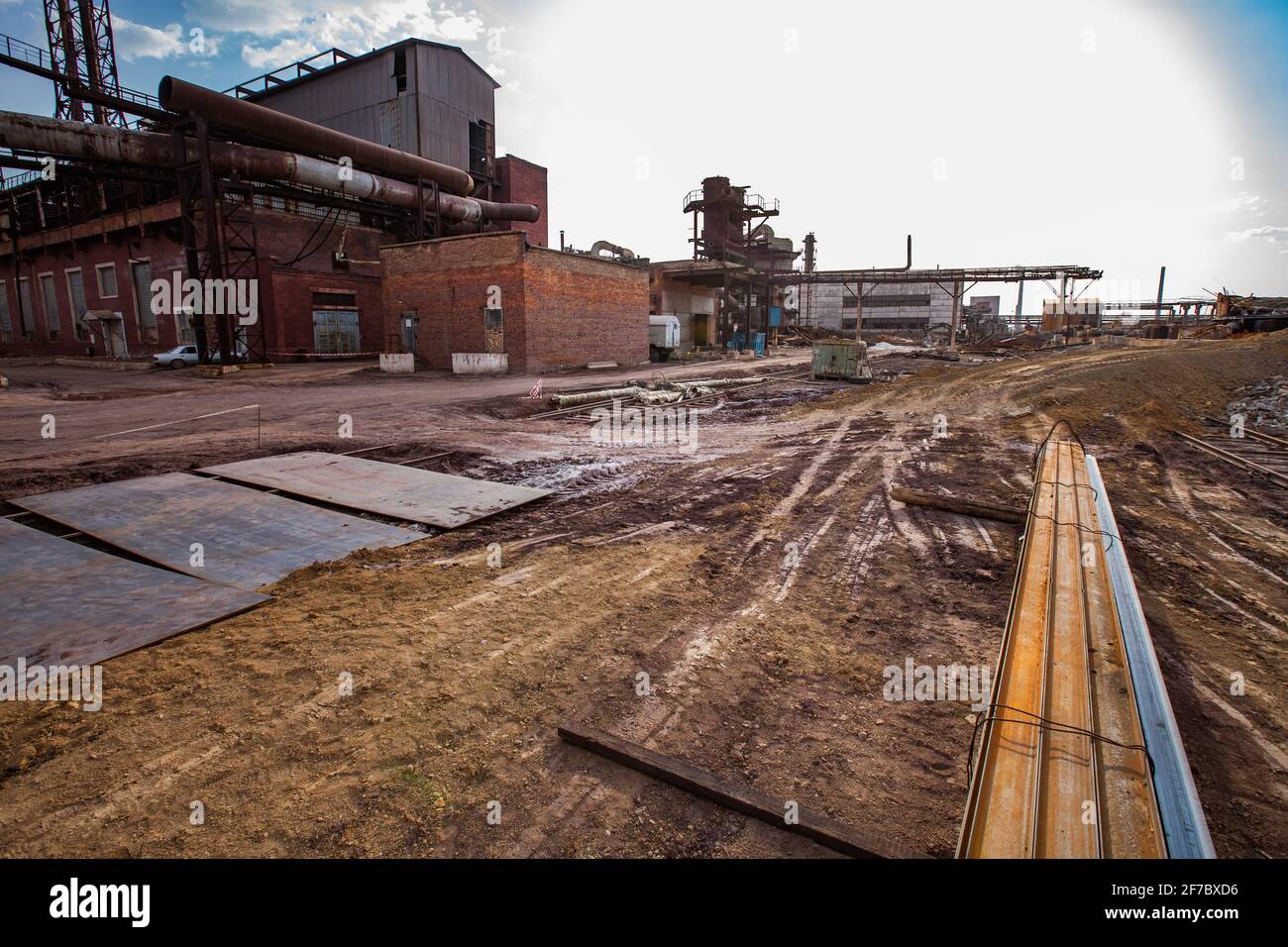 Demolizione di un edificio industriale obsoleto dell'impianto di acido solforico sovietico. Vista esterna. Foto Stock