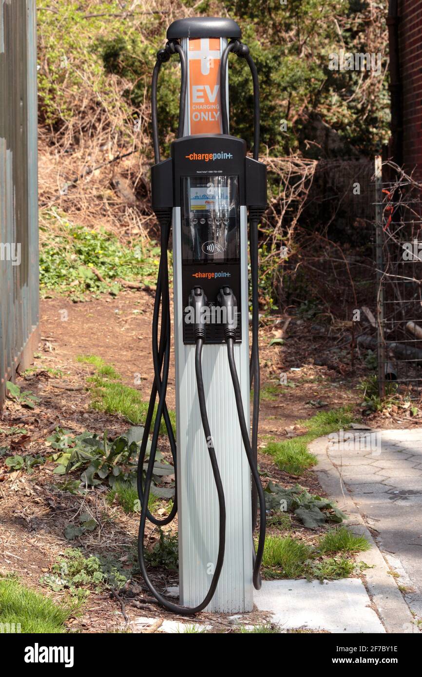 Una stazione di ricarica intelligente per veicoli elettrici a marchio Chargepoint in via Dyckman a Inwwod, Manhattan, parte dello sforzo della città per promuovere l'energia verde, Foto Stock