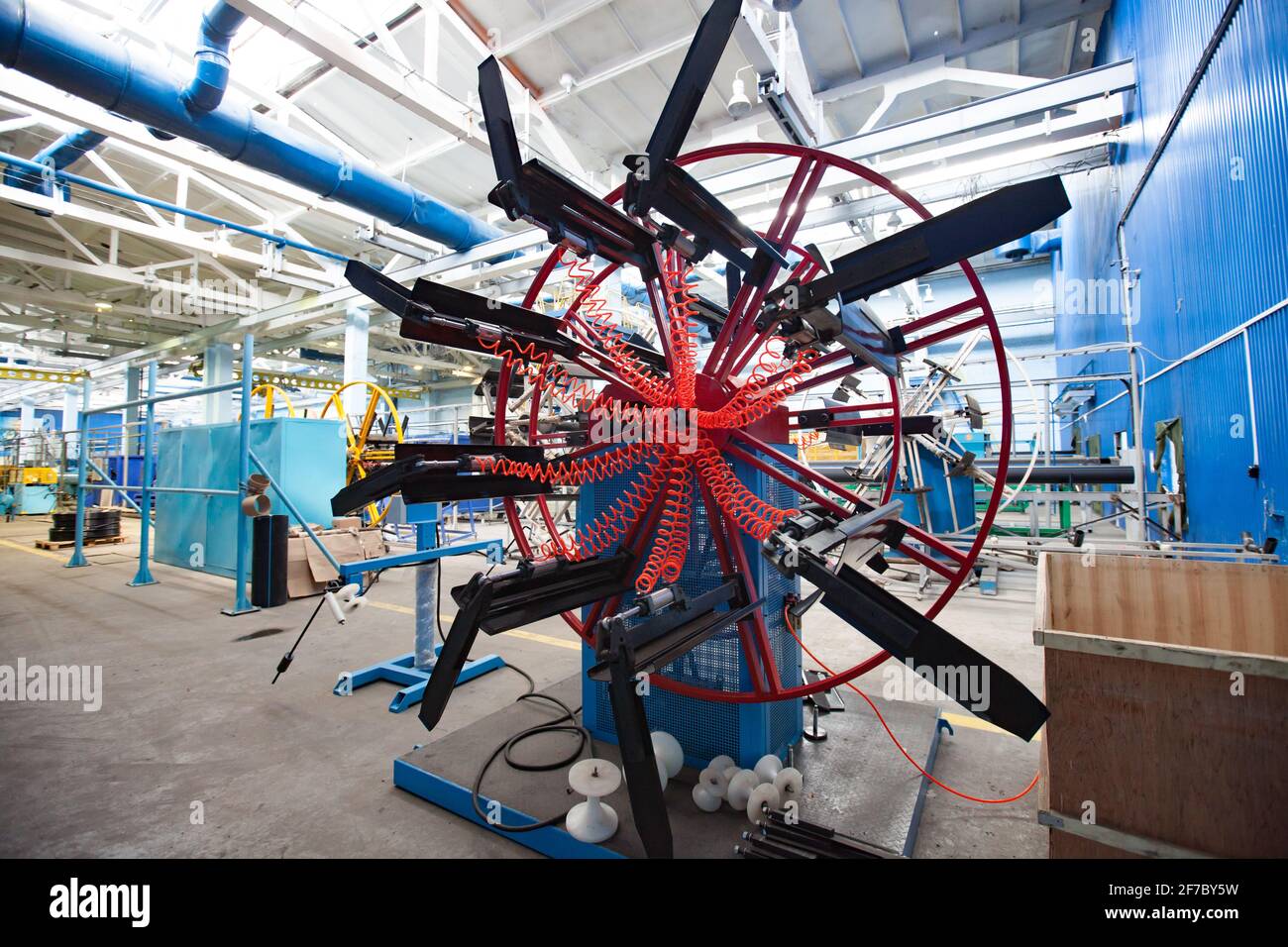 Stepnogorsk, Kazakhstan - 04 aprile 2012: Impianto di produzione di tubi in plastica. Macchina di laminazione per tubi e tubi di piccolo diametro, macchina impacchettatrice. Foto Stock