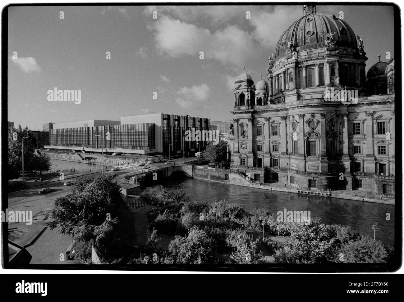 Germania dopo l'unificazione 1994 a sinistra è visto il Volkskammer, Camera del Popolo è stata la legislatura unicamerale della Repubblica democratica tedesca (popolarmente chiamata Germania Est) e il Berliner Dom, Cattedrale di Berlino è visto a destra nel 1990 Berlino Est. La Cattedrale di Berlino (in tedesco Berliner Dom) è una chiesa protestante e una tomba dinastica sull'Isola dei Musei di Berlino. Costruito dal 1894 al 1905 per ordine dell'imperatore tedesco Guglielmo II secondo i progetti di Giulio Raschdorff in stile rinascimentale e barocco, l'edificio elencato è la più grande chiesa protestante in Germania, Foto Stock