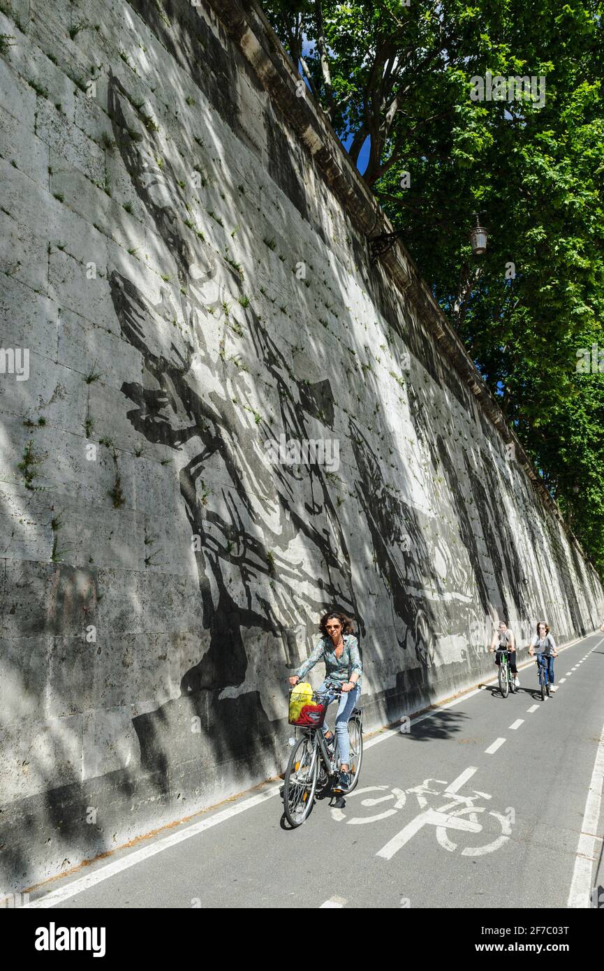 William Kentridge, bicicletta, artista, Lungotevere, fiume, Tevere, Roma, Lazio, Italia, Europa Foto Stock