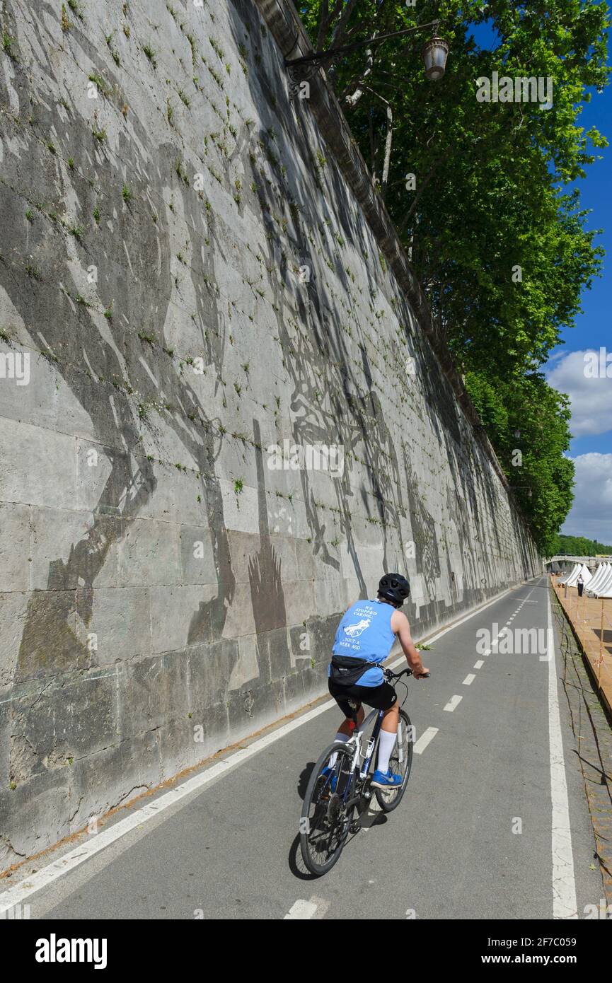 William Kentridge, bicicletta, artista, Lungotevere, fiume, Tevere, Roma, Lazio, Italia, Europa Foto Stock