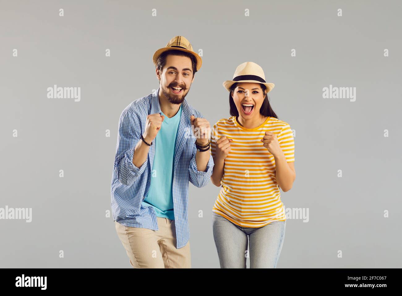 Ritratto di coppia allegra in estate cappello emozionale gioia con pugno sollevato Foto Stock