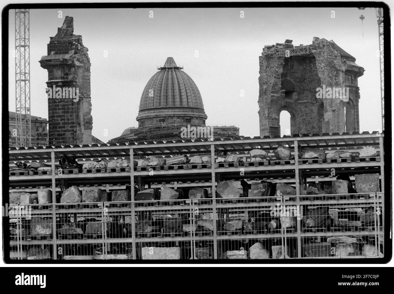 Dresda Germania orientale dopo la riunificazione il 1994 ha visto qui le rovine della Frauenkirche di Dresda distrutte durante i bombardamenti nel febbraio 1945 in preparazione alla ricostruzione. La Frauenkirche di Dresda è una chiesa luterana di Dresda, la capitale dello stato tedesco della Sassonia. Costruita nel XVIII secolo, la chiesa fu distrutta durante i bombardamenti di Dresda durante la seconda guerra mondiale Le rovine rimanenti sono state lasciate per 50 anni come memoriale di guerra, a seguito delle decisioni dei leader locali della Germania dell'Est. La chiesa fu ricostruita dopo la riunificazione della Germania, a partire dal 1994. La ricostruzione Foto Stock