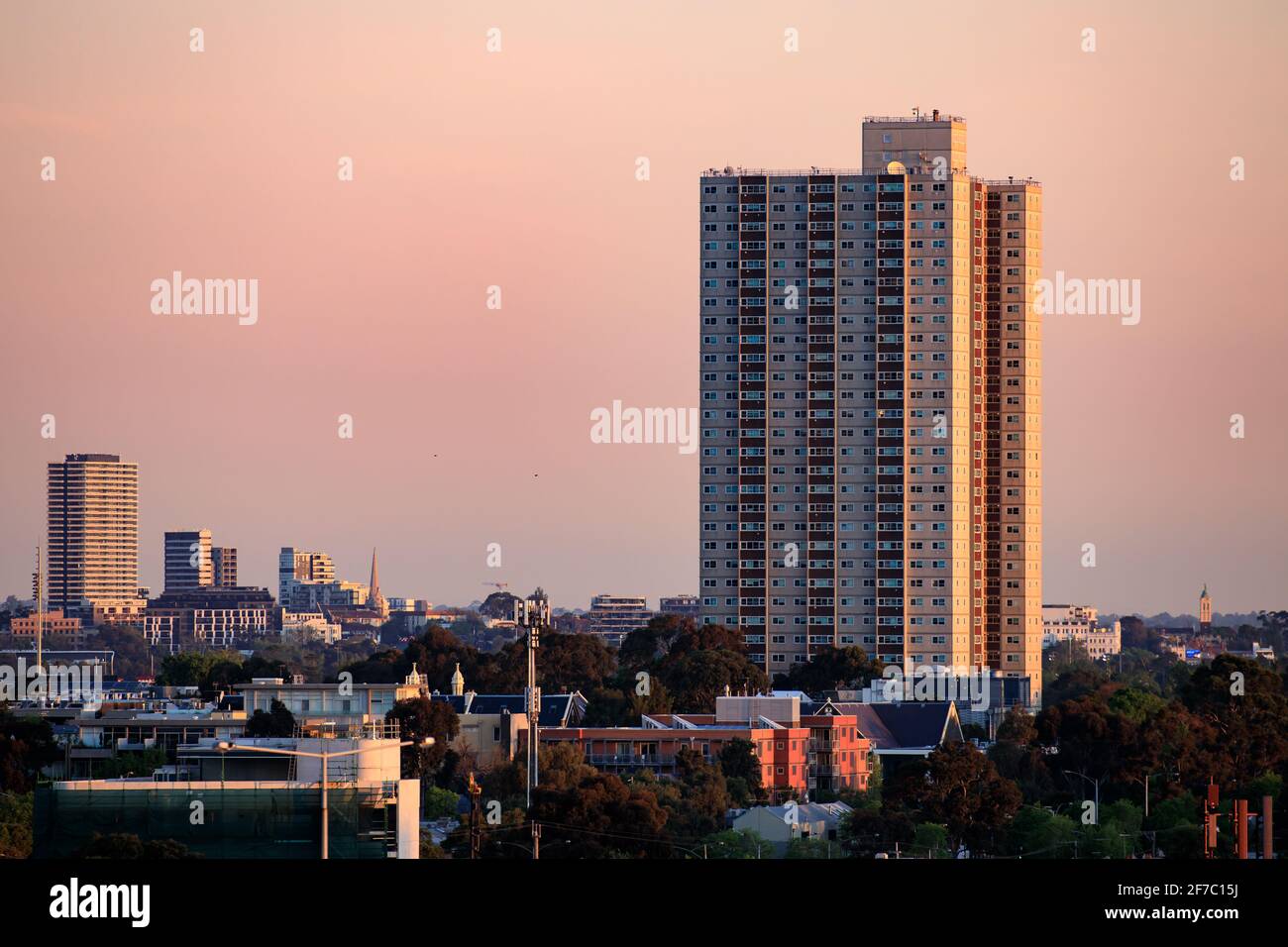 Una vista generale di South Melbourne con la commissione Housing al tramonto. Foto Stock