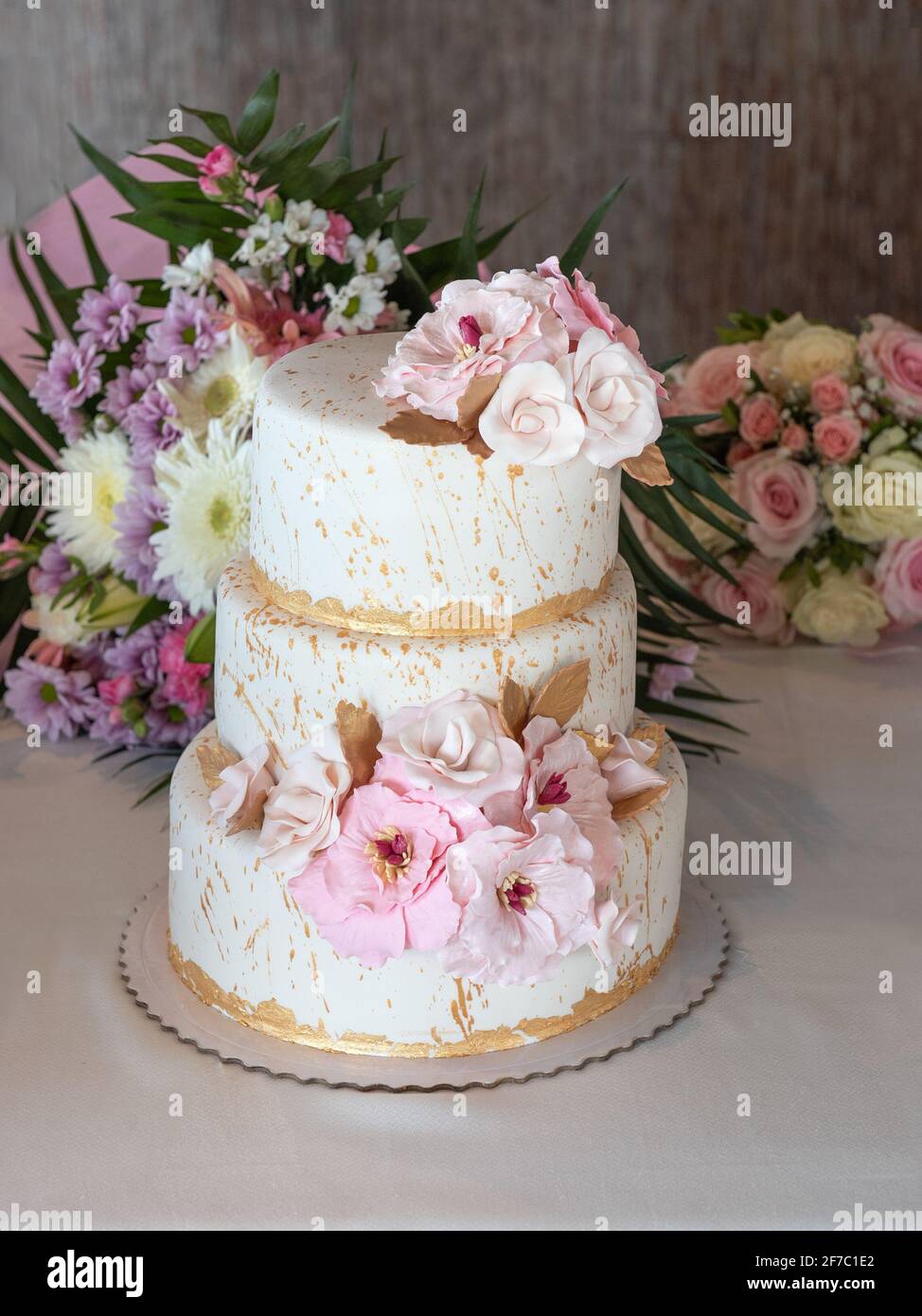 Bella torta di nozze con fiori in diversi strati Foto Stock