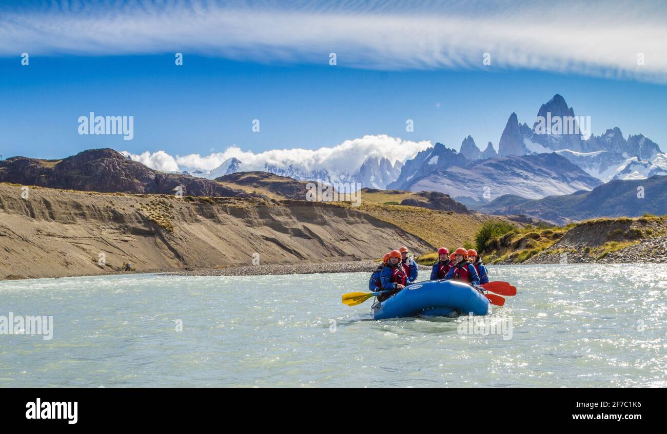 El Chaltén: Rafting a Rio de las Vueltas, con il Monte Fitz Roy sullo sfondo. Santa Cruz, Argentina Foto Stock