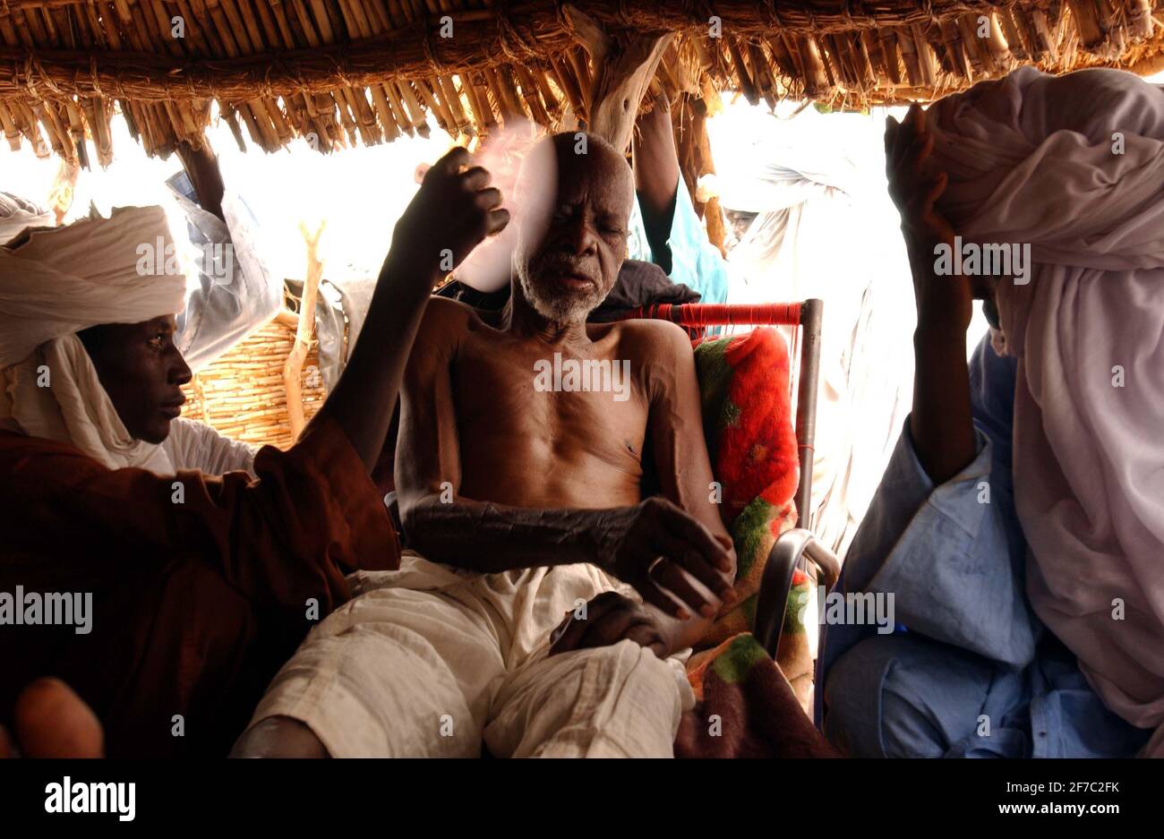 IL TRUCCO GRAVEMENTE MALATO DEL TOUARUG NEL VILLAGGIO DI AGRUM, NIGER È CURATO PER TORNARE NEL SUO VILLAGGIO, CHE NON PUÒ PIÙ PERMETTERSI TASSE OSPEDALIERE, COME NIGERS CRISI CONTINUA. Foto Stock