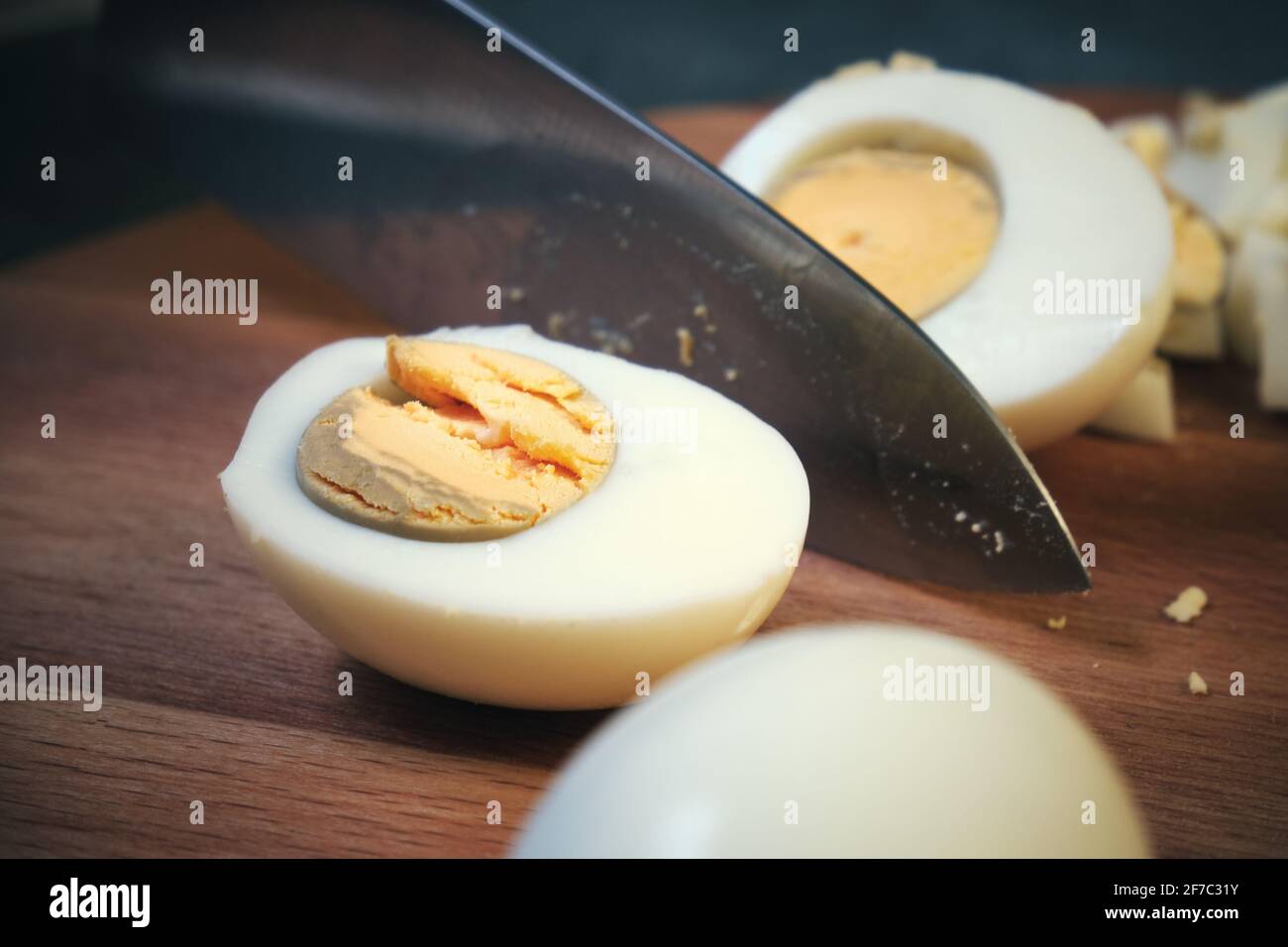 Uova di pollo su un tagliere Foto Stock