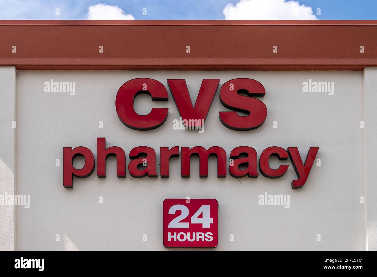 Negozio CVS Pharmacy con logo rosso sulla facciata beige, servizio 24 ore su 24, Miami, Florida, Stati Uniti Foto Stock Negozio CVS Pharmacy con logo rosso sulla facciata beige, servizio 24 ore su 24, Miami, Florida, Stati Uniti Foto Stock