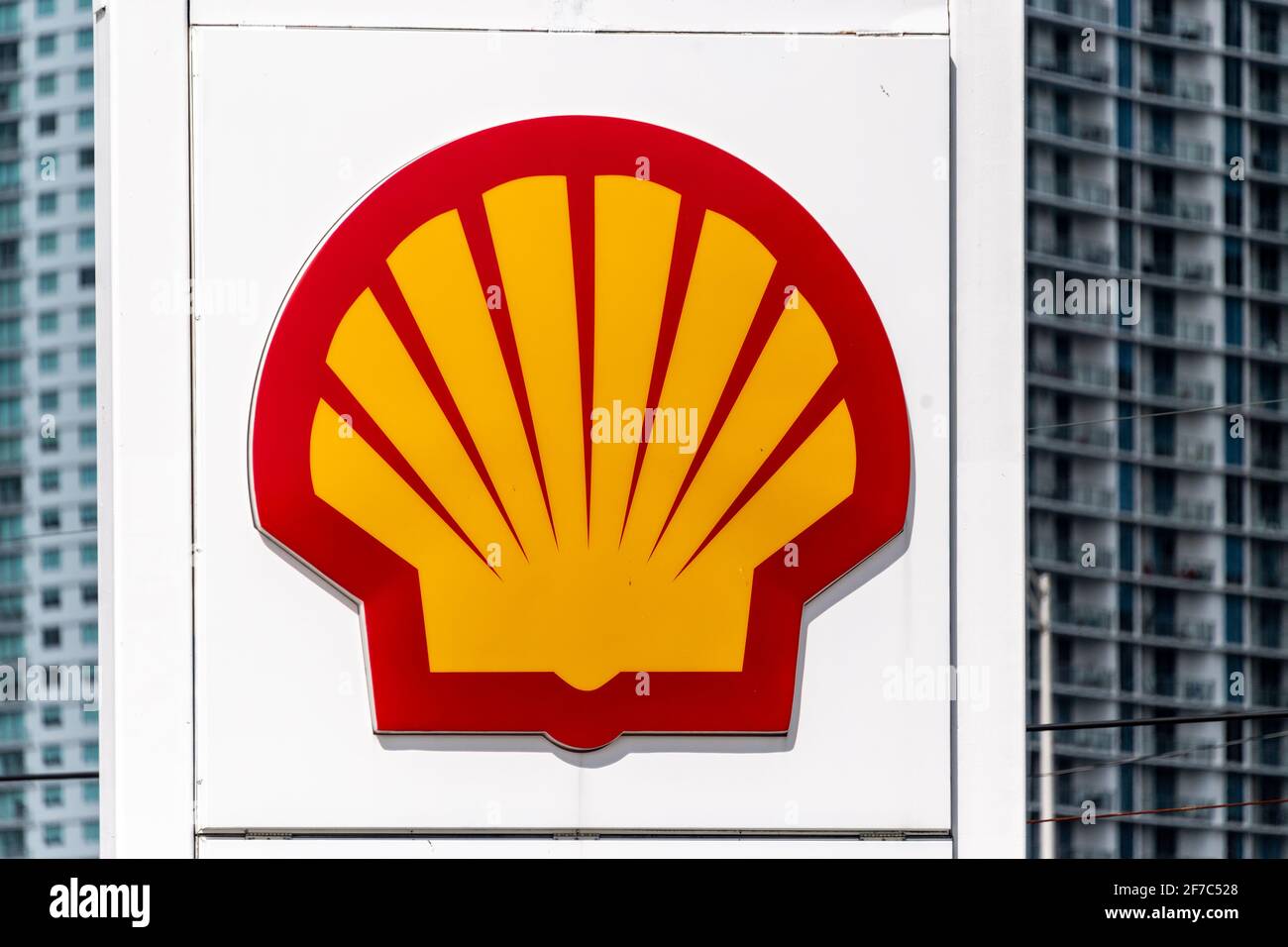 Insegna del distributore di benzina Shell con il suo iconico logo giallo e rosso, sullo sfondo dei grattacieli di Miami, Miami, Florida, Stati Uniti Foto Stock