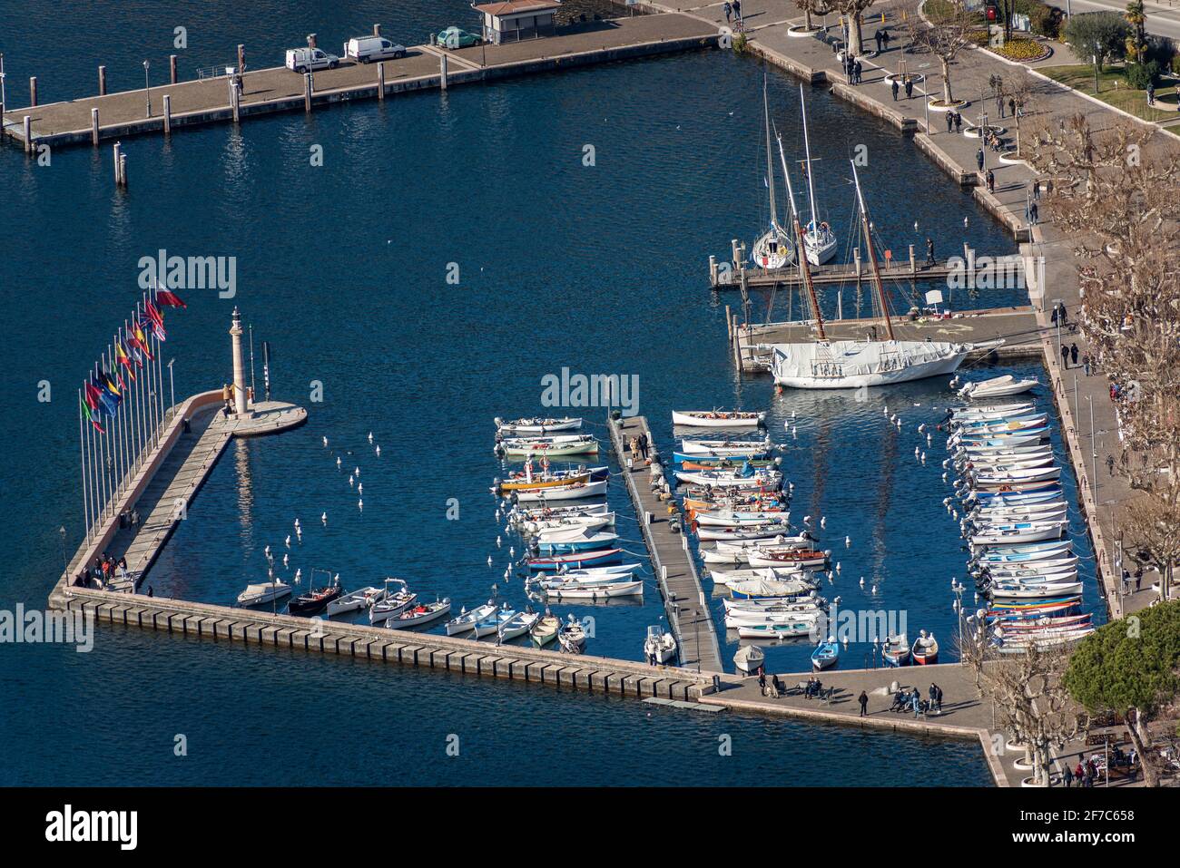 Veduta aerea del porto della piccola cittadina di Garda, località turistica sulla costa del Lago di Garda, vista dalla Rocca di Garda. Veneto, Verona, Italia. Foto Stock