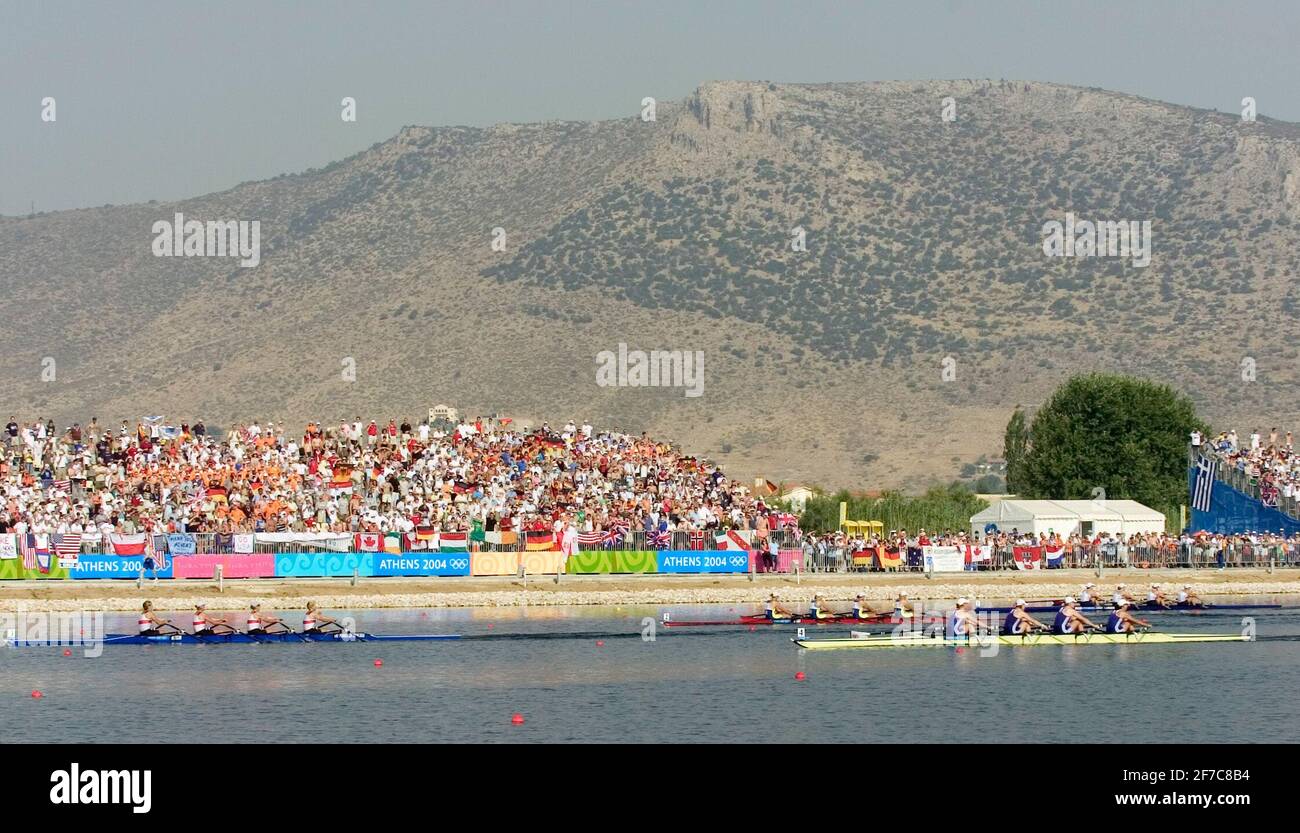 GIOCHI OLIMPICI AD ATENE 2004. 21/8/2004 DONNA QUAD SCULLS FINALE A. STROKE REBECCA ROMERO, FRANCES HOUGHTON, DEBBIE ALLUVIONE, E ALISON MOWBRAY VINCERE ARGENTO CON LA SQUADRA TEDESCA VINCENTE LEADER . FOTO DAVID ASHDOWN.GIOCHI OLIMPICI ATHENS 2004 Foto Stock