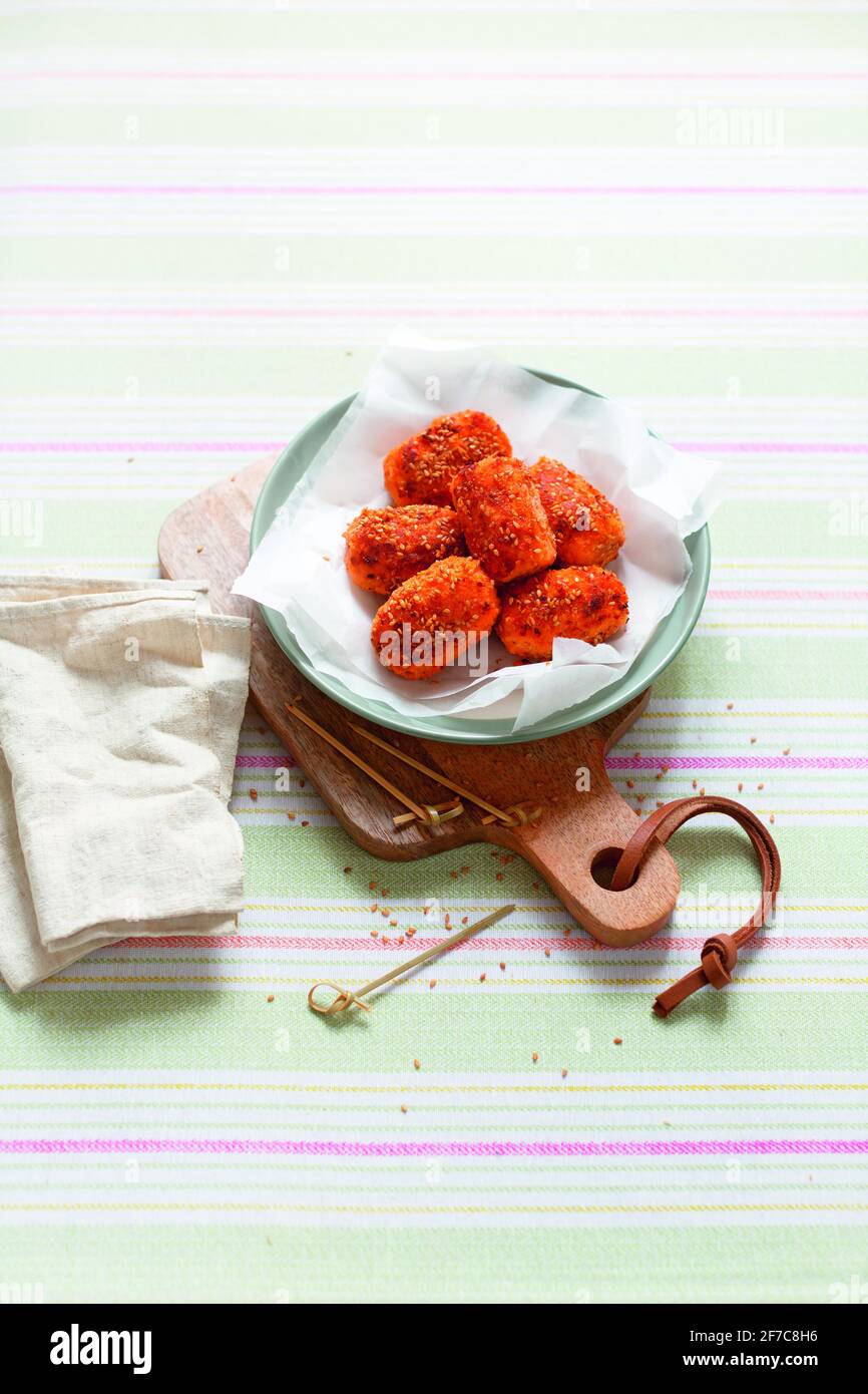 Crocchette di patate dolci con semi di sesamo Foto Stock