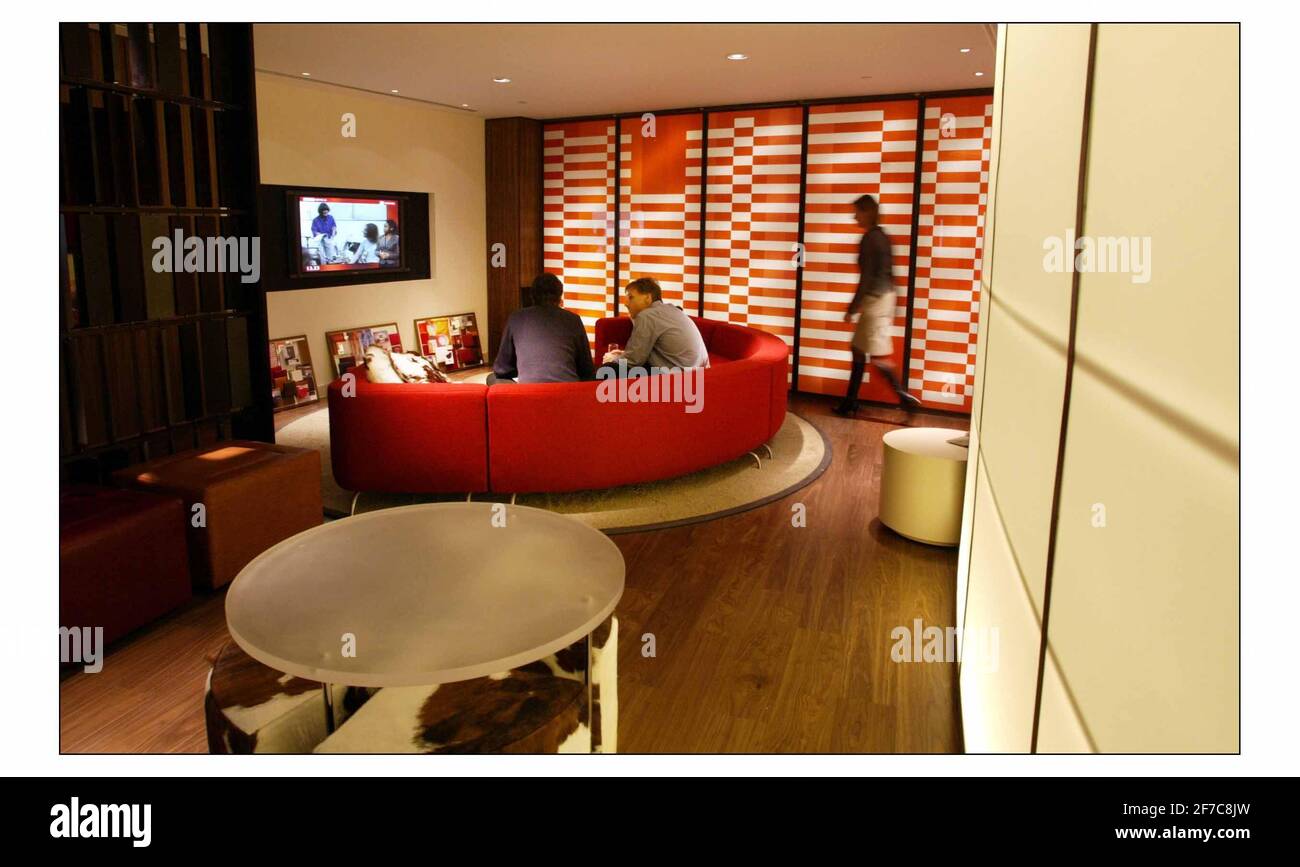 New Green Room...gli studi BBC hanno completato la prima fase di un progetto per riprogettare le aree di lavoro e relax. I nuovi spogliatoi, le Green Rooms e le Superstar Suite sono stati progettati per creare spazi funzionali e funzionali. pic David Sandison 14/11/2003 Foto Stock