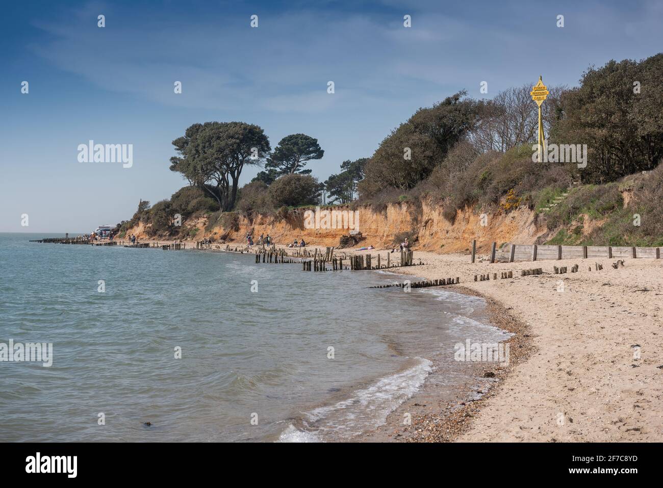 Lepe Country Park spiaggia con le famiglie che si godono di distanza sociale Foto Stock