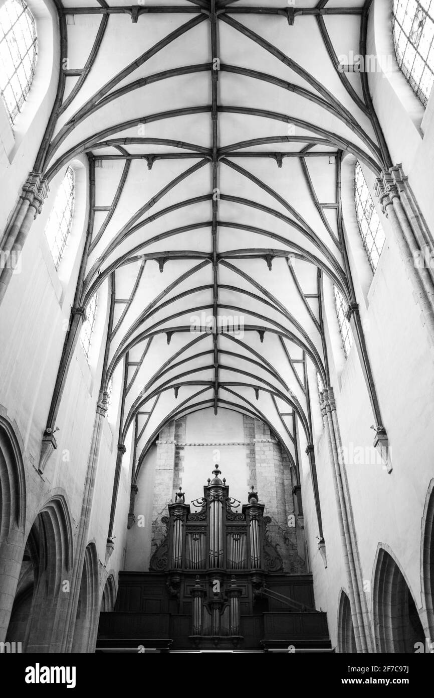 NEMOURS, FRANCIA. Chiesa Saint Jean-Baptiste fondata nel 1170. Dettagli interni: Soffitto a navata centrale e organo risalente al 17 secolo. Foto in bianco e nero Foto Stock