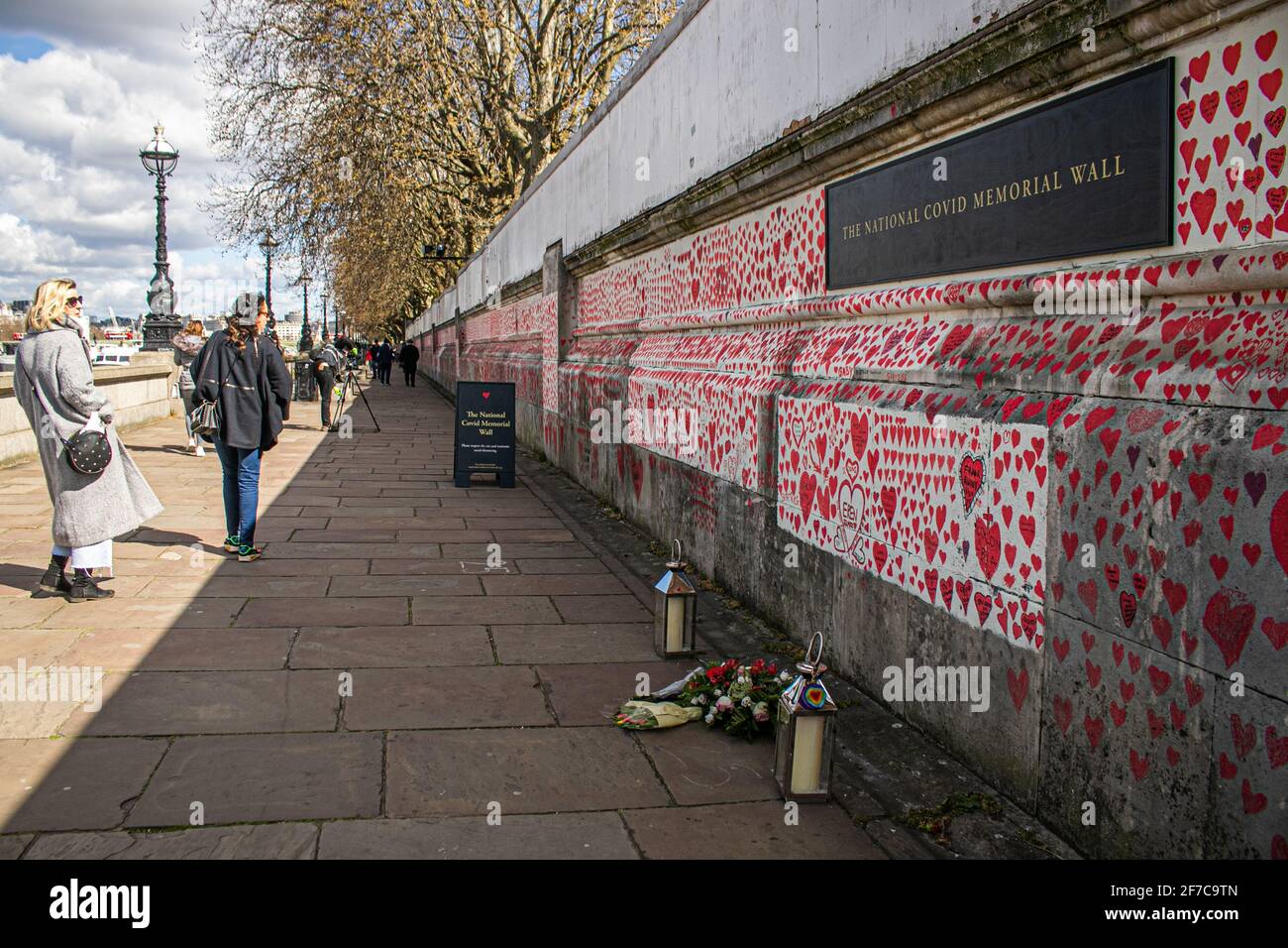 WESTMINSTER LONDON, REGNO UNITO 6 APRILE 2021. Il National Covid Memorial Wall, che si avvicina al completamento, è stato creato da Covid-19 famiglie pereaved per la giustizia con la pittura di singoli cuori rossi per ciascuna delle vite perse al virus durante la pandemia del coronavirus che si pensa di avere 145,000 morti nel Regno Unito. Il lavoro è stato iniziato da volontari NHS una settimana fa e si estende per mezzo miglio lungo il Thames Embankment. Credit amer Ghazzal/Alamy Live News. Foto Stock