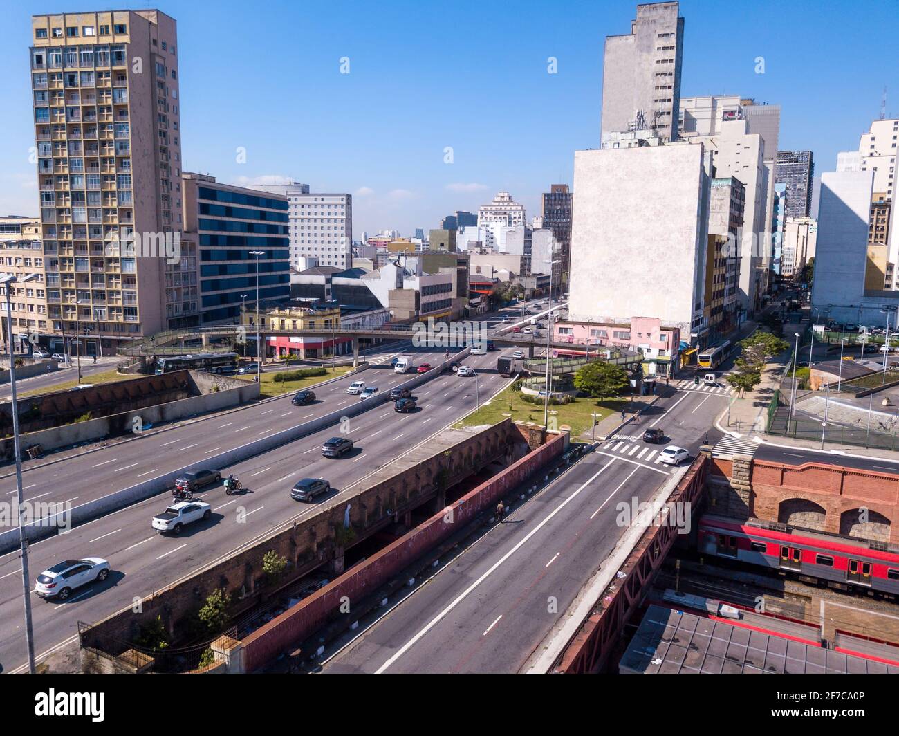 Splendida vista aerea dello skyline di Sao Paulo, degli edifici e delle auto in strada durante il sole giorno d'estate. Brasile. Concetto di urbano, paesaggio urbano, metropoli Foto Stock