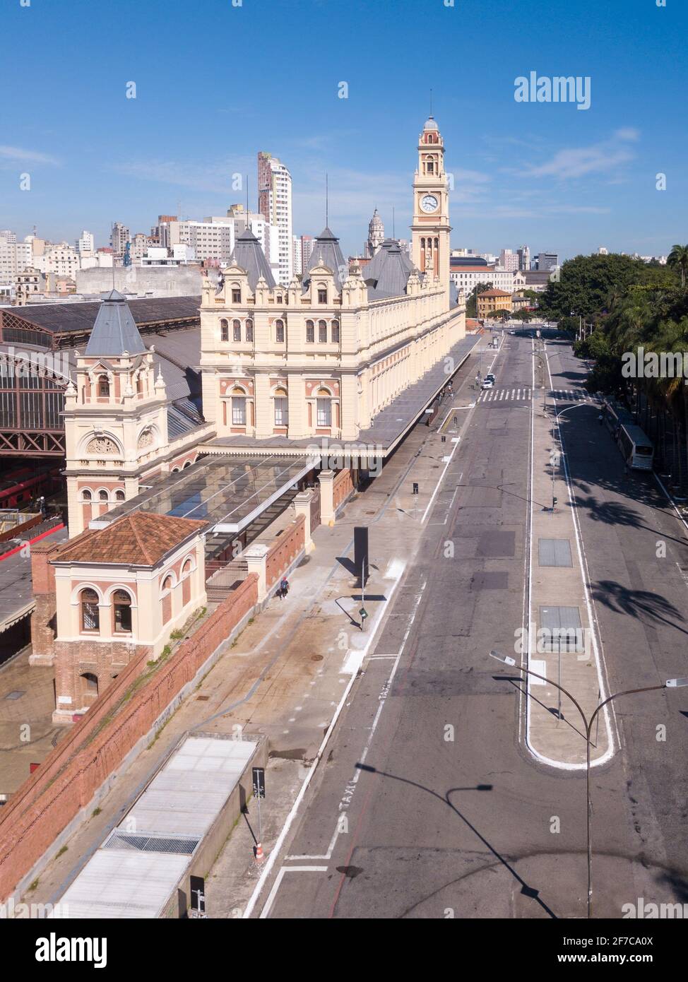 Splendida vista aerea dell'edificio della stazione di Estação da Luz e delle strade dello skyline di São Paulo durante la soleggiata giornata estiva. Brasile. Concetto di urbano, città Foto Stock