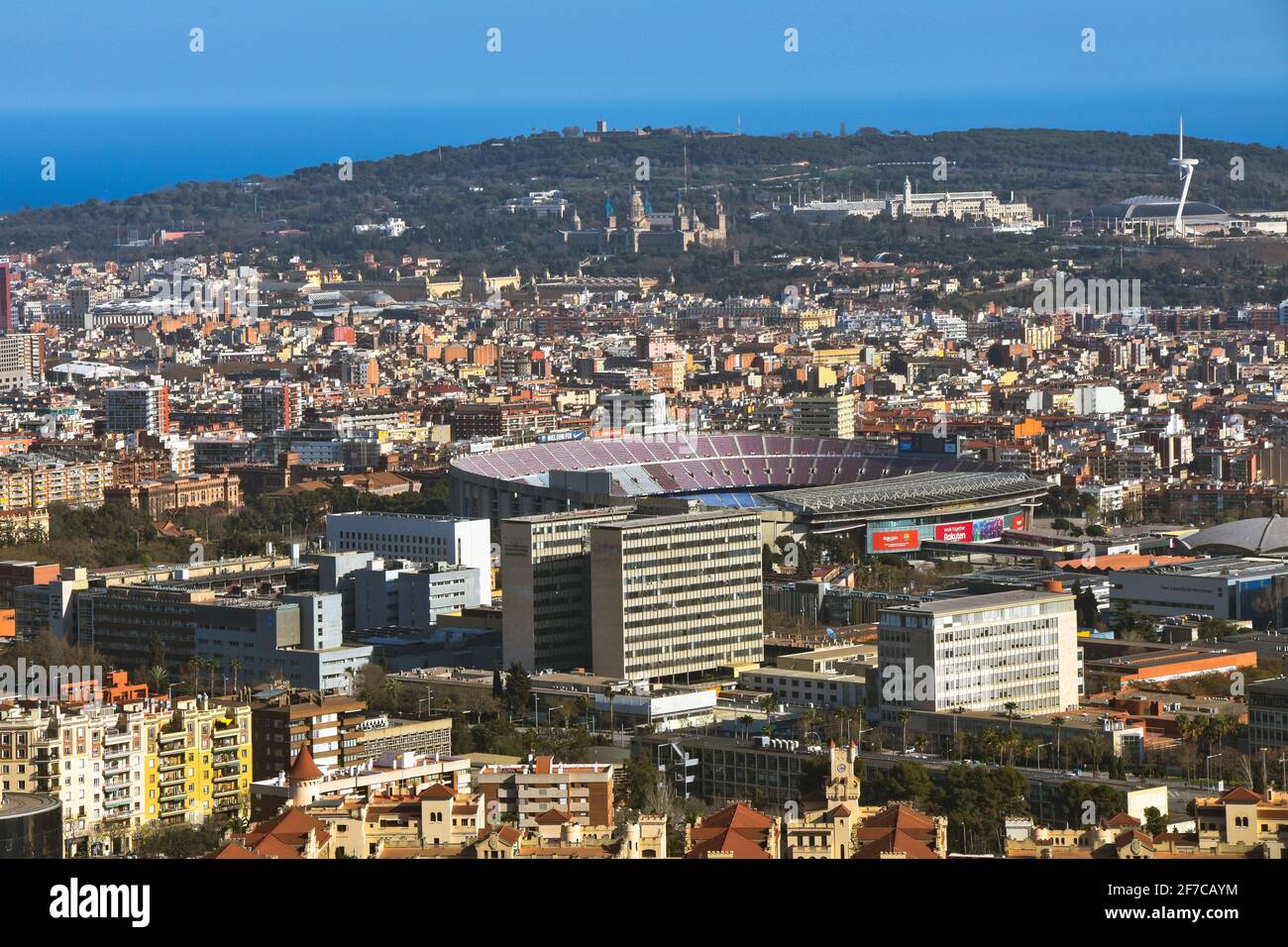 Paesaggio urbano. Barcellona, Catalogna, Spagna. Campus universitario, Camp Nou, folla, edifici, Montjuic, MNAC, Palau Sant Jordi, Castello, montagna. Foto Stock