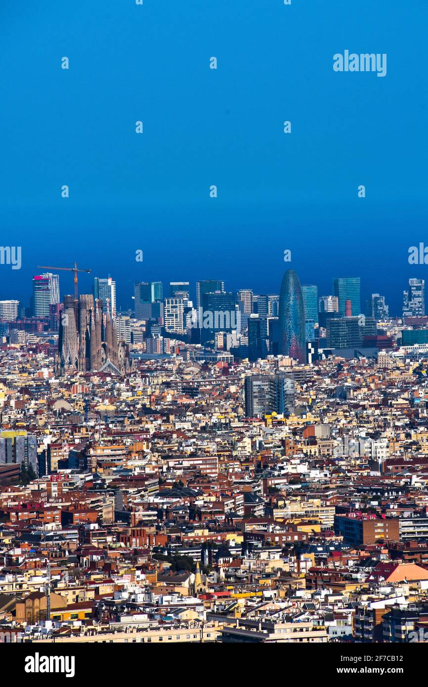 Paesaggio urbano. Barcellona, Catalogna, Spagna folla, edifici, Sagrada Familia, Agbar Tower, Diagonal mar, grattacieli. Foto Stock