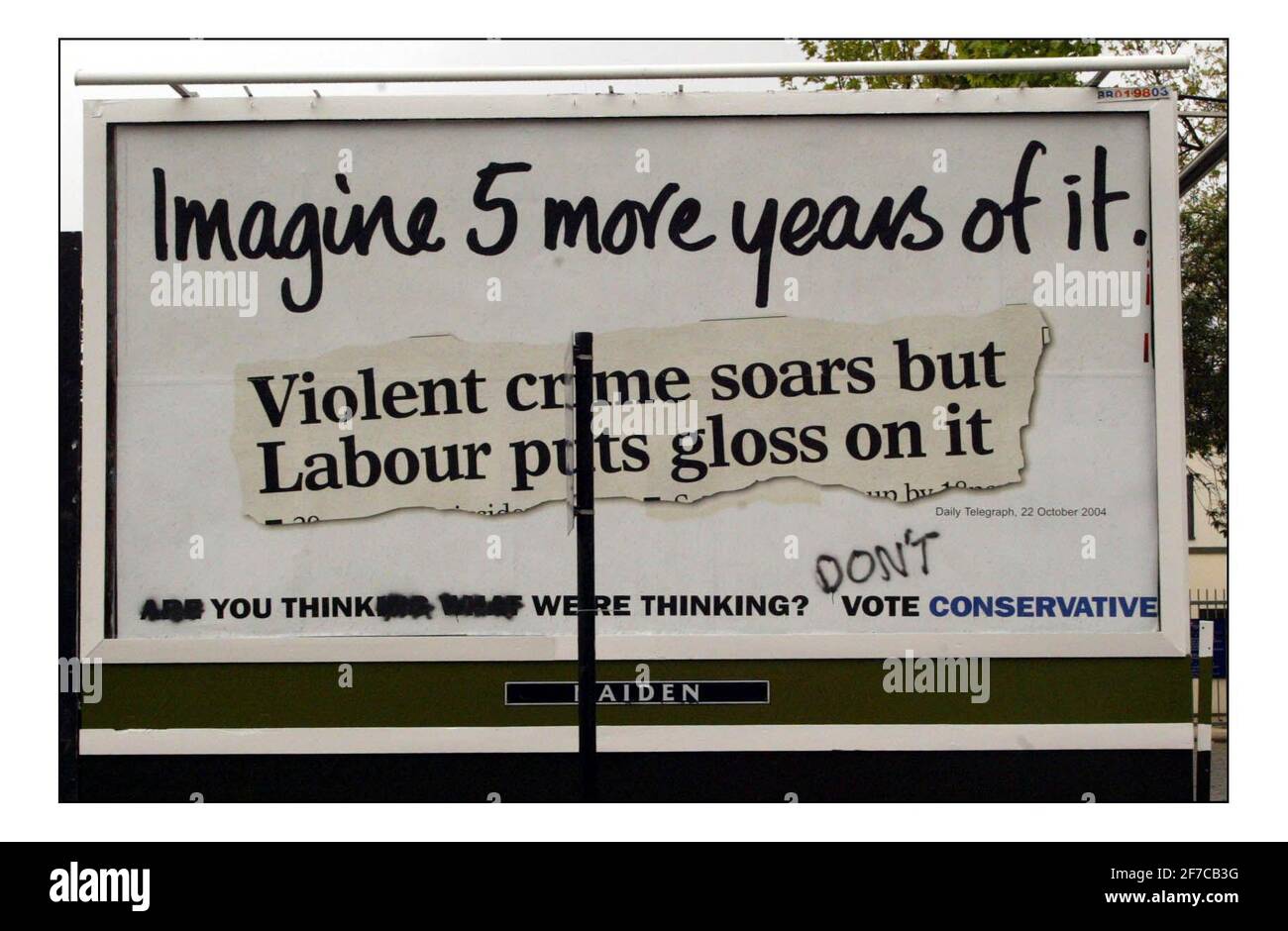 Poster elettorale con i graffiti su Commercial Rd a Londonpic David Sandison 27/4/2005 Foto Stock