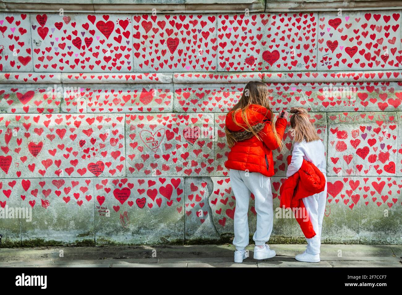 Londra, Regno Unito. 6 Apr 2021. Il National Covid Memorial Wall fuori dal St Thomas' Hospital sulla southbank. La famiglia e gli amici di alcune delle oltre centoquarantacinquemila persone che hanno perso la vita a Covid-19 stanno attirando i cuori a mano su un muro di fronte al Parlamento di Londra. Ogni cuore rappresenta qualcuno che è stato amato. Qualcuno che è stato perso troppo presto a Covid-19. Credit: Guy Bell/Alamy Live News Foto Stock