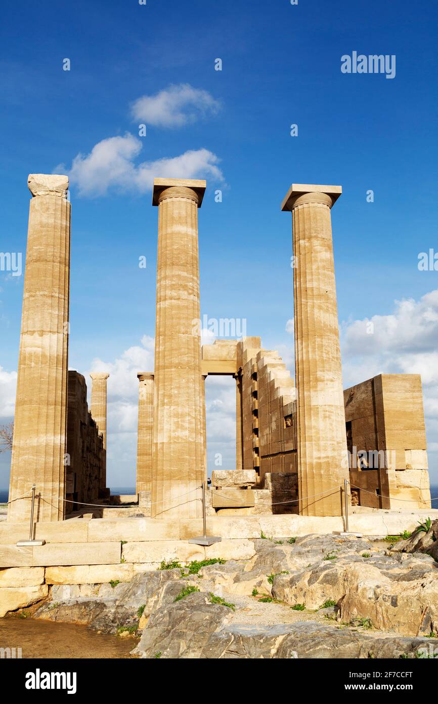 Tempio di Athena Lindia sull'acropoli di Lindos sull'isola di Rodi, Grecia. L'antico luogo greco di culto e di pellegrinaggio era dedicato Foto Stock