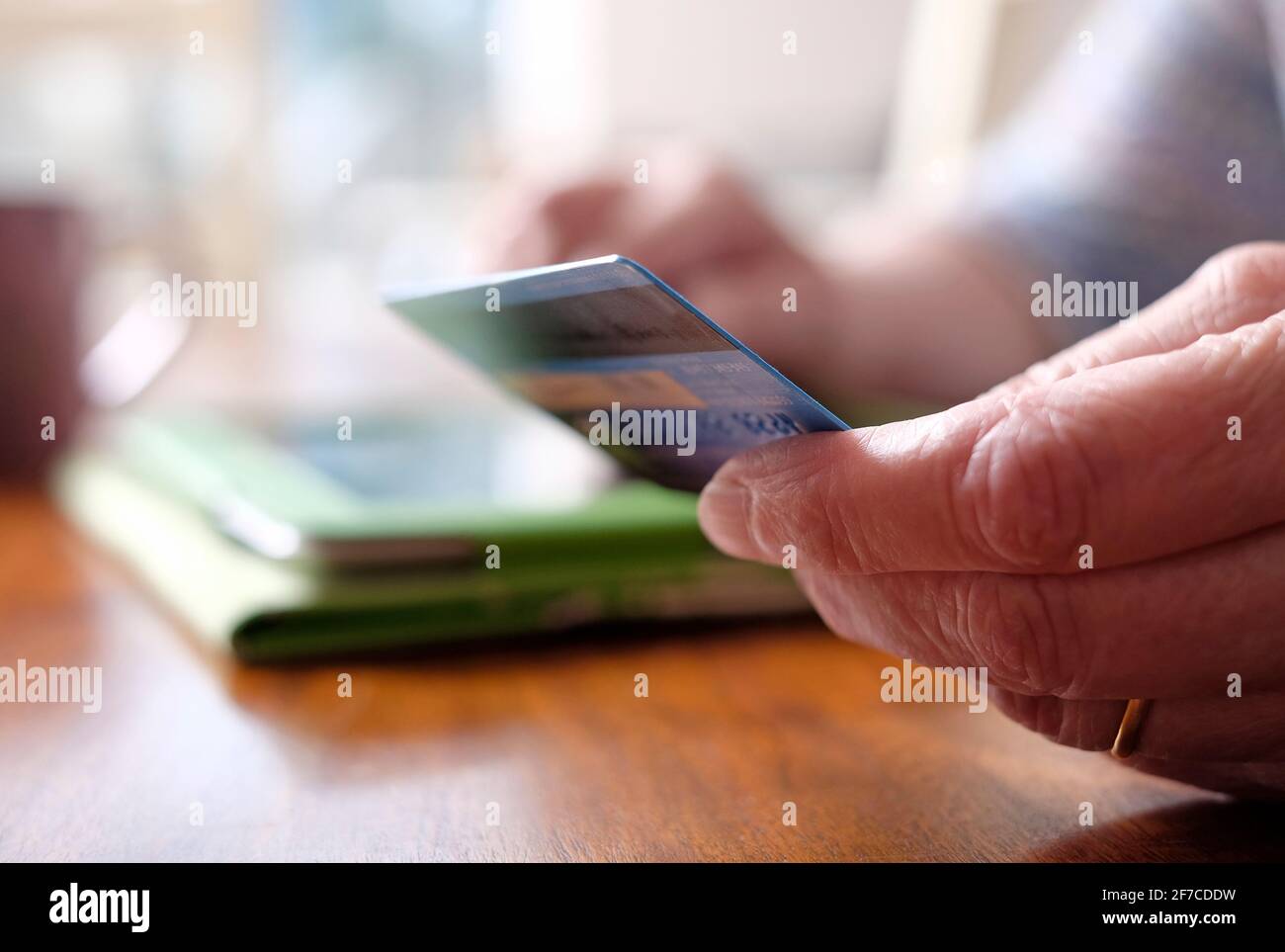 senior femmina che effettua il pagamento con carta di debito di credito su tablet computer, norfolk, inghilterra Foto Stock