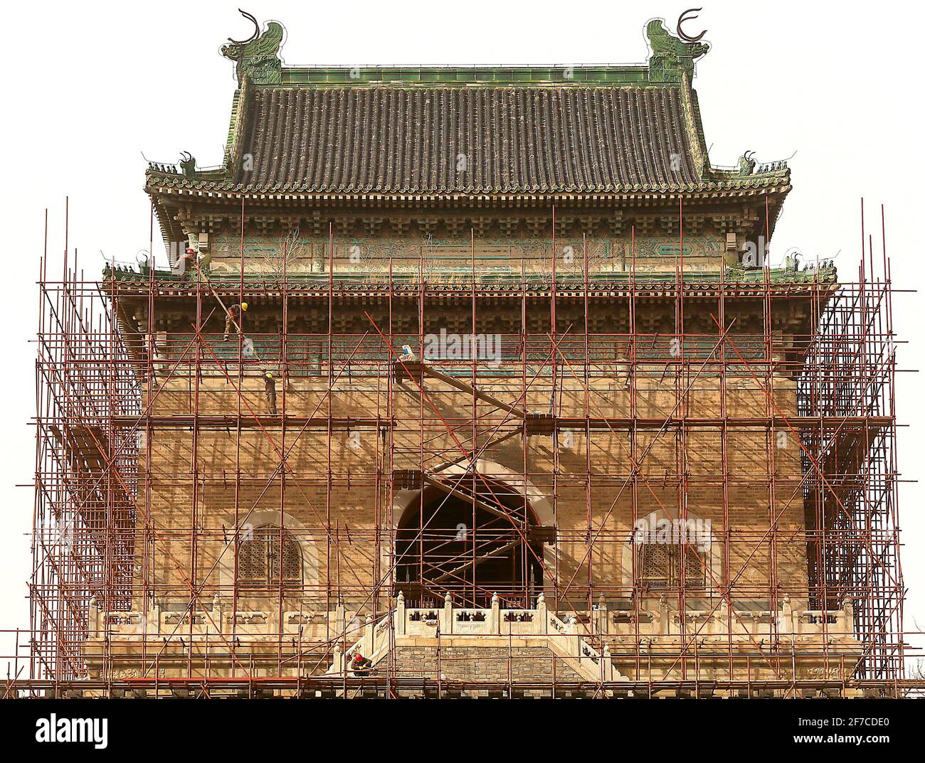 I lavori di ristrutturazione proseguono sulla Torre del tamburo sullo storico lago Houhai a Pechino martedì 6 aprile 2021. La maggior parte degli edifici storici della capitale cinese subisce lavori di ristrutturazione quasi tutto l'anno per combattere gli impatti negativi dell'inquinamento e del turismo. Foto di Stephen Shaver/UPI Foto Stock